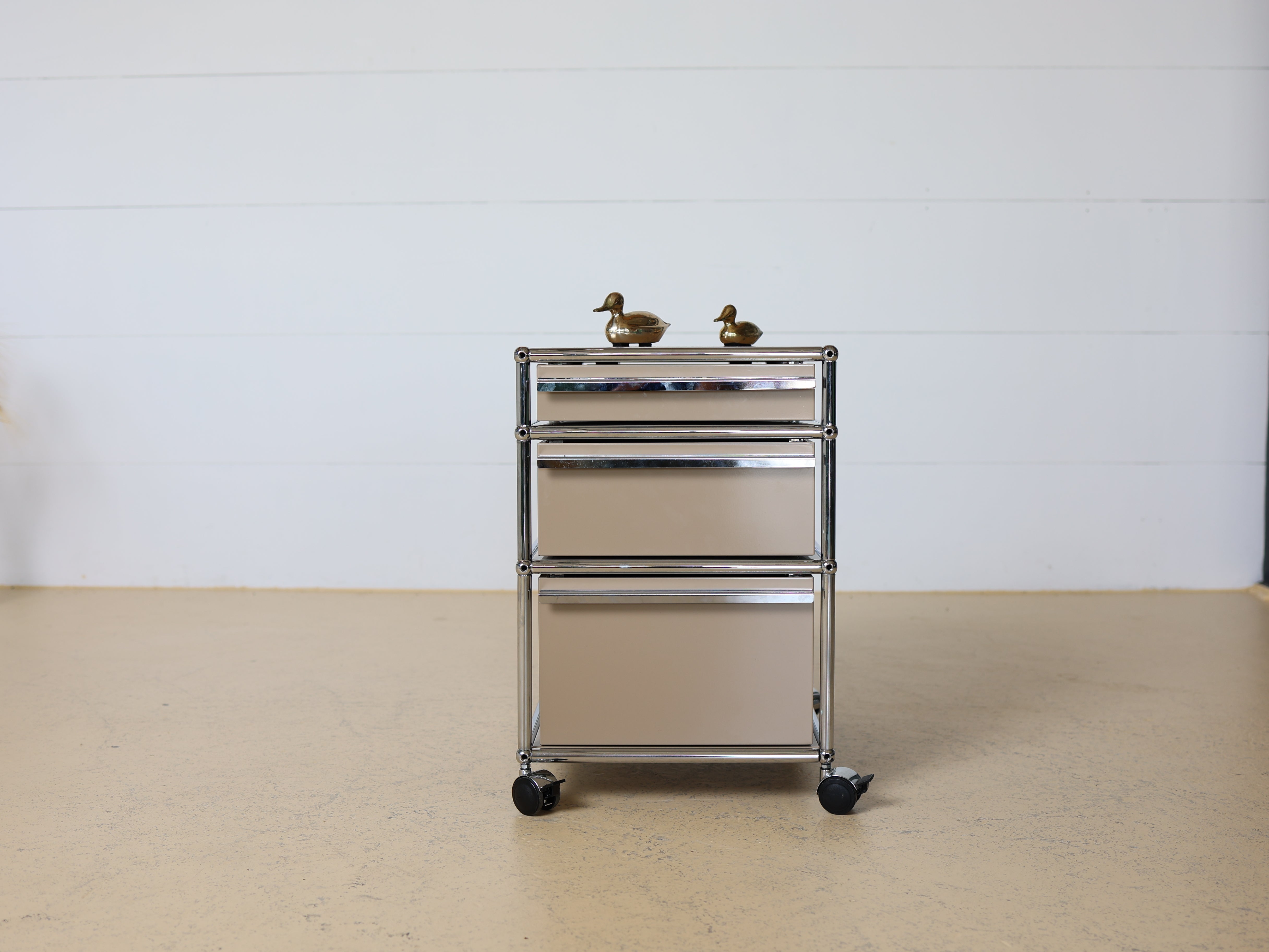 USM Haller Rollkorpus mit drei Schubladen auf Rollen in Beige, Secondhand. Mobiler Bürocontainer oder Korpus als Schweizer Designklassiker bei Atelier Tilija.