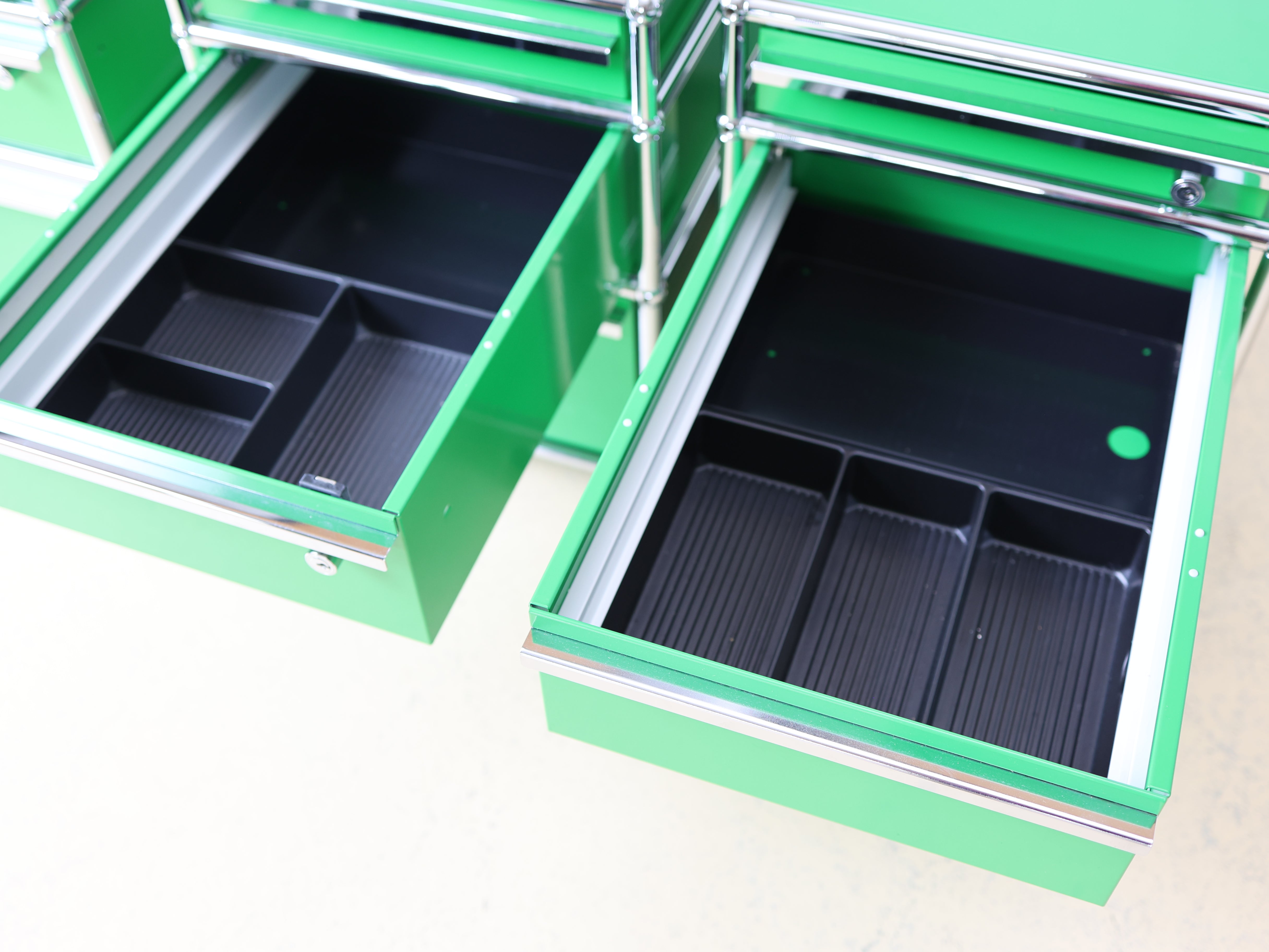 Schwarzer USM Haller Rollkorpus mit drei auf Rollen in Beige, Secondhand. Mobiler Bürocontainer oder Korpus als Schweizer Designklassiker bei Atelier Tilija.