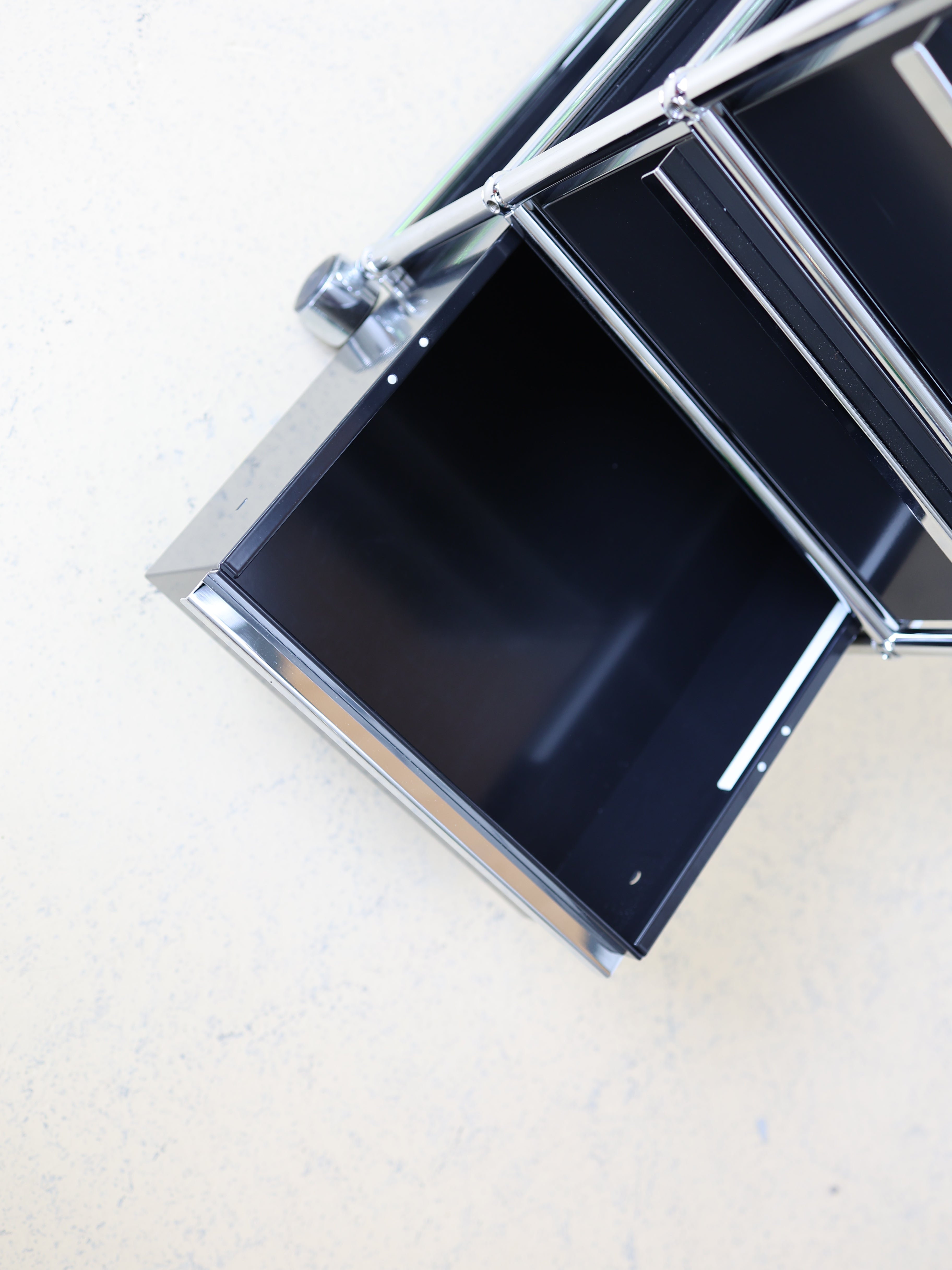 Schwarzer USM Haller Korpus und auf Rollen. Mobiler Bürocontainer als aufbereiteter und geprüfter Designklassiker bei atelier TILIJA.