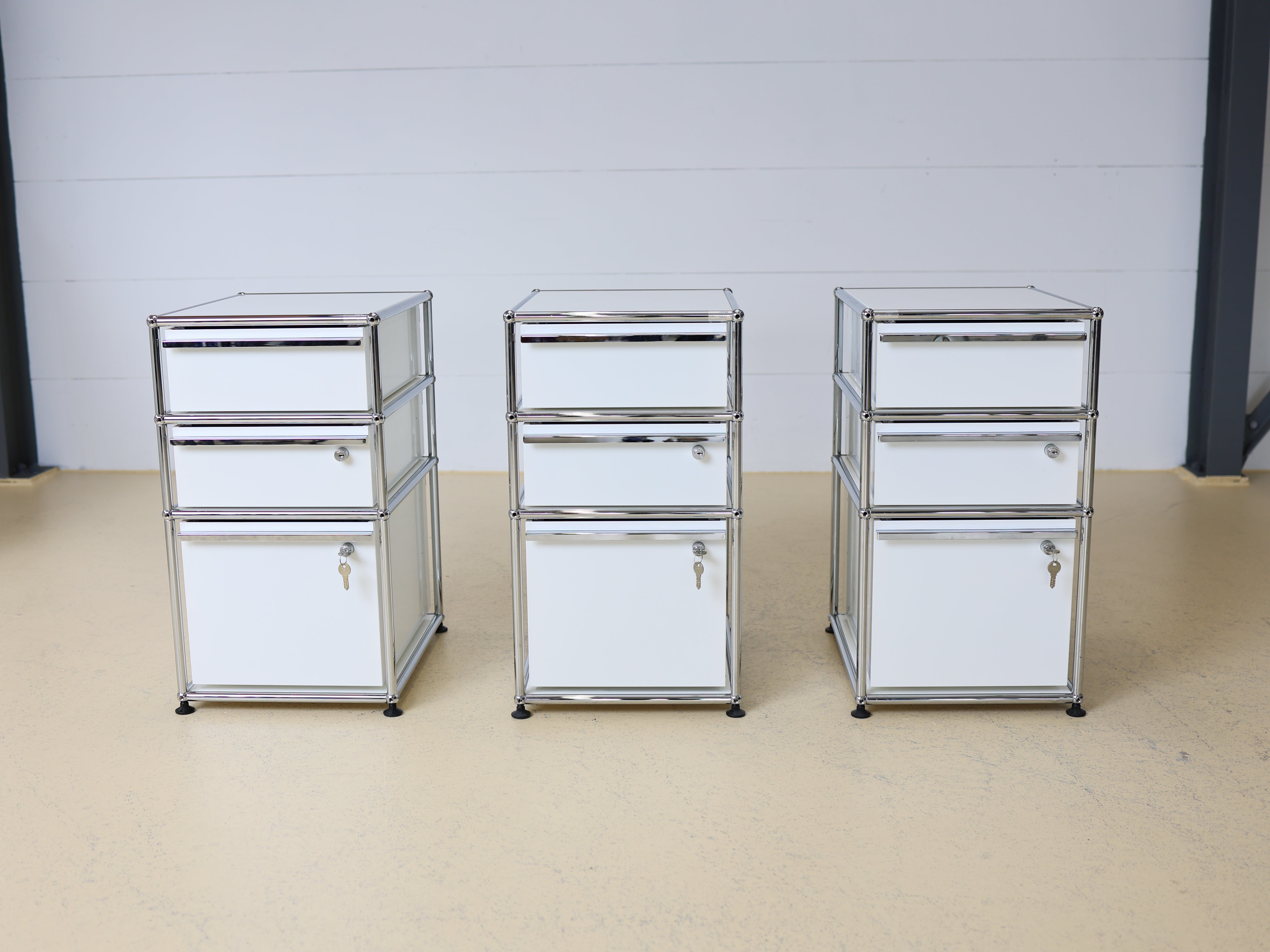 USM Haller Rollkorpus mit drei Schubladen auf Rollen in Reinweiss, Secondhand. Mobiler Bürocontainer oder Korpus als Schweizer Designklassiker bei atelier TILIJA.