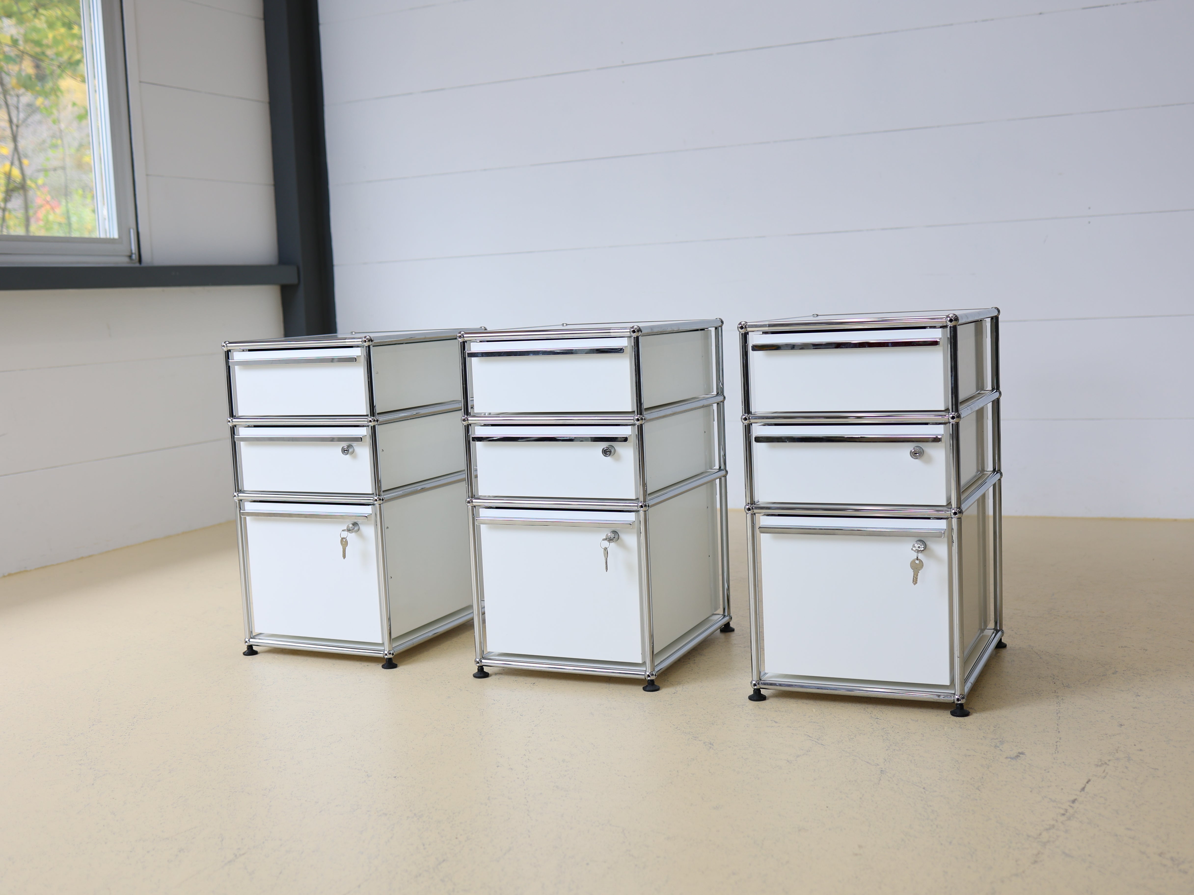 USM Haller Rollkorpus mit drei Schubladen auf Rollen in Reinweiss, Secondhand. Mobiler Bürocontainer oder Korpus als Schweizer Designklassiker bei atelier TILIJA.