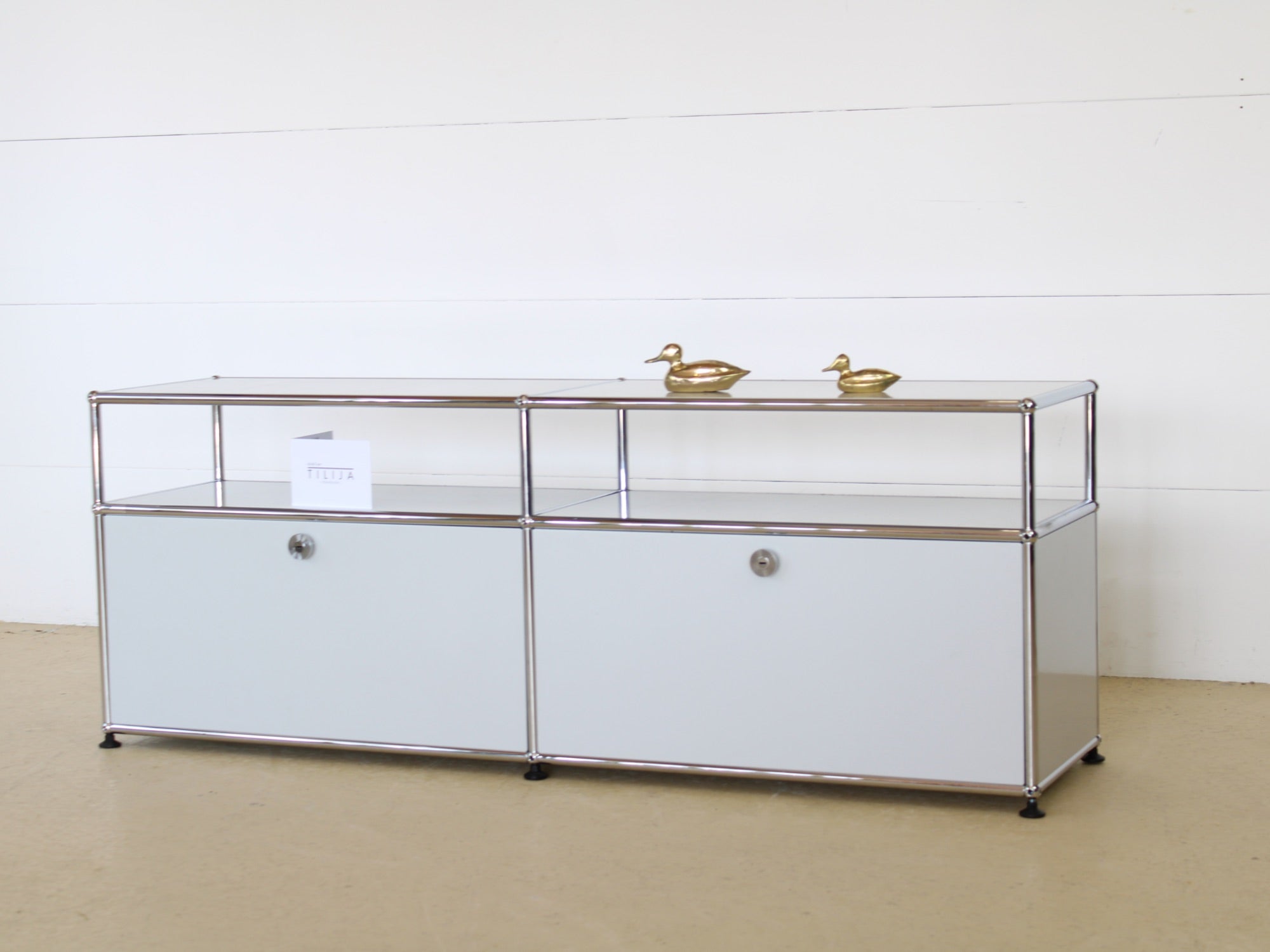 USM Haller Lowboard Vintage in Lichtgrau, mit zwei Klapptüren und 2 offen, tiefen Fächern. Modularer Schweizer Designklassiker im gepflegten Vintage-Zustand bei Atelier Tilija.