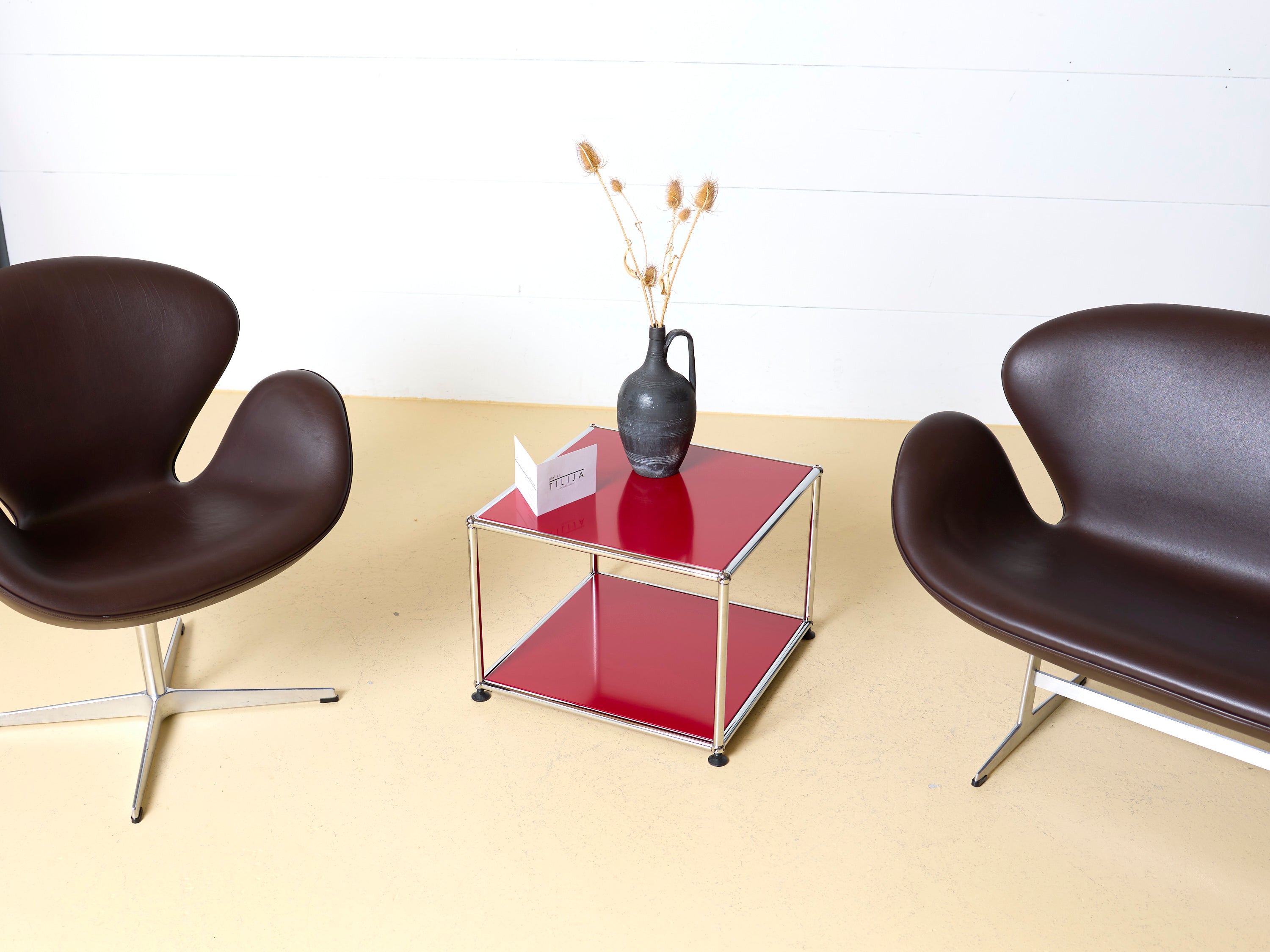 USM Haller Beistelltisch oder Nachttisch offen. Modularer Designklassiker im Schweizer Design für Ihr Schlafzimmer oder Wohnzimmer in diversen Farben, erhältlich bei ateler TILIJA.