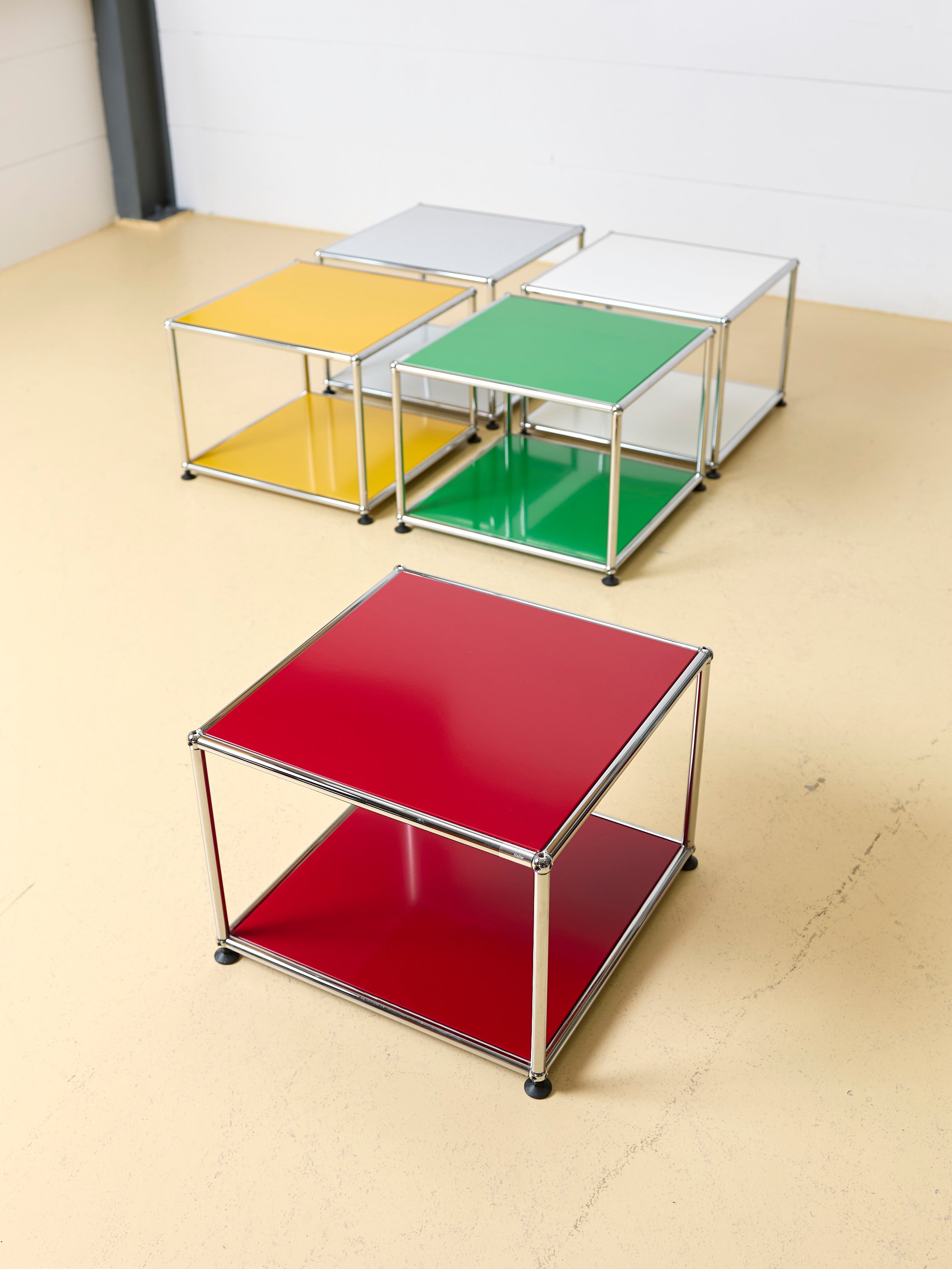 USM Haller Beistelltisch oder Nachttisch offen. Modularer Designklassiker im Schweizer Design für Ihr Schlafzimmer oder Wohnzimmer in diversen Farben, erhältlich bei ateler TILIJA.