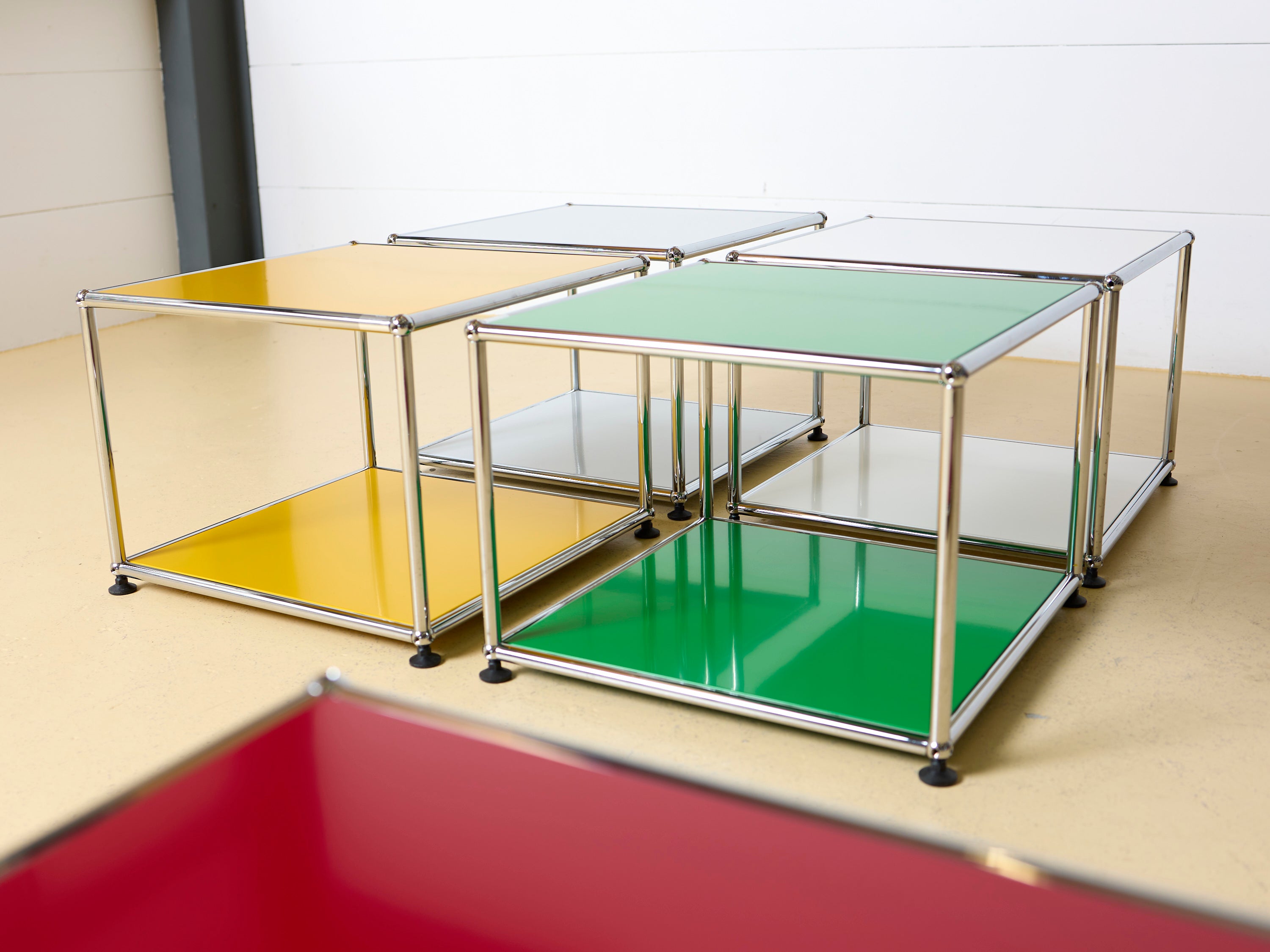 USM Haller Beistelltisch oder Nachttisch offen. Modularer Designklassiker im Schweizer Design für Ihr Schlafzimmer oder Wohnzimmer in diversen Farben, erhältlich bei ateler TILIJA.