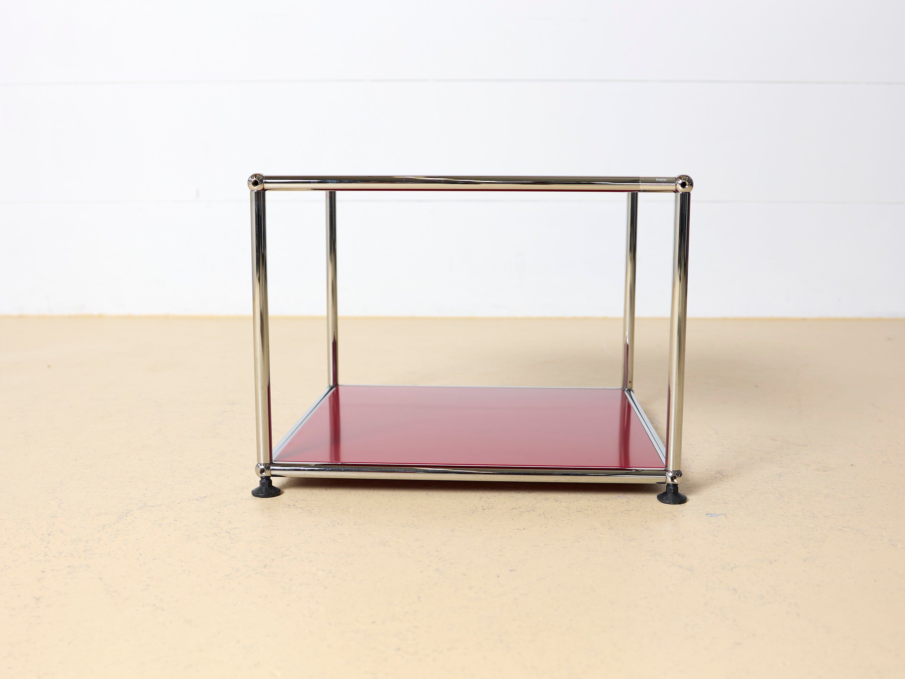 USM Haller Beistelltisch oder Nachttisch offen. Modularer Designklassiker im Schweizer Design für Ihr Schlafzimmer oder Wohnzimmer in diversen Farben, erhältlich bei ateler TILIJA.