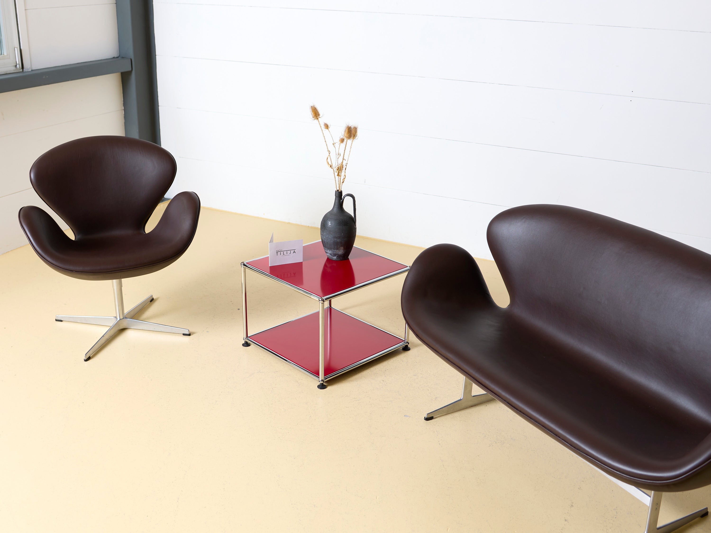 USM Haller Beistelltisch oder Nachttisch offen. Modularer Designklassiker im Schweizer Design für Ihr Schlafzimmer oder Wohnzimmer in diversen Farben, erhältlich bei ateler TILIJA.