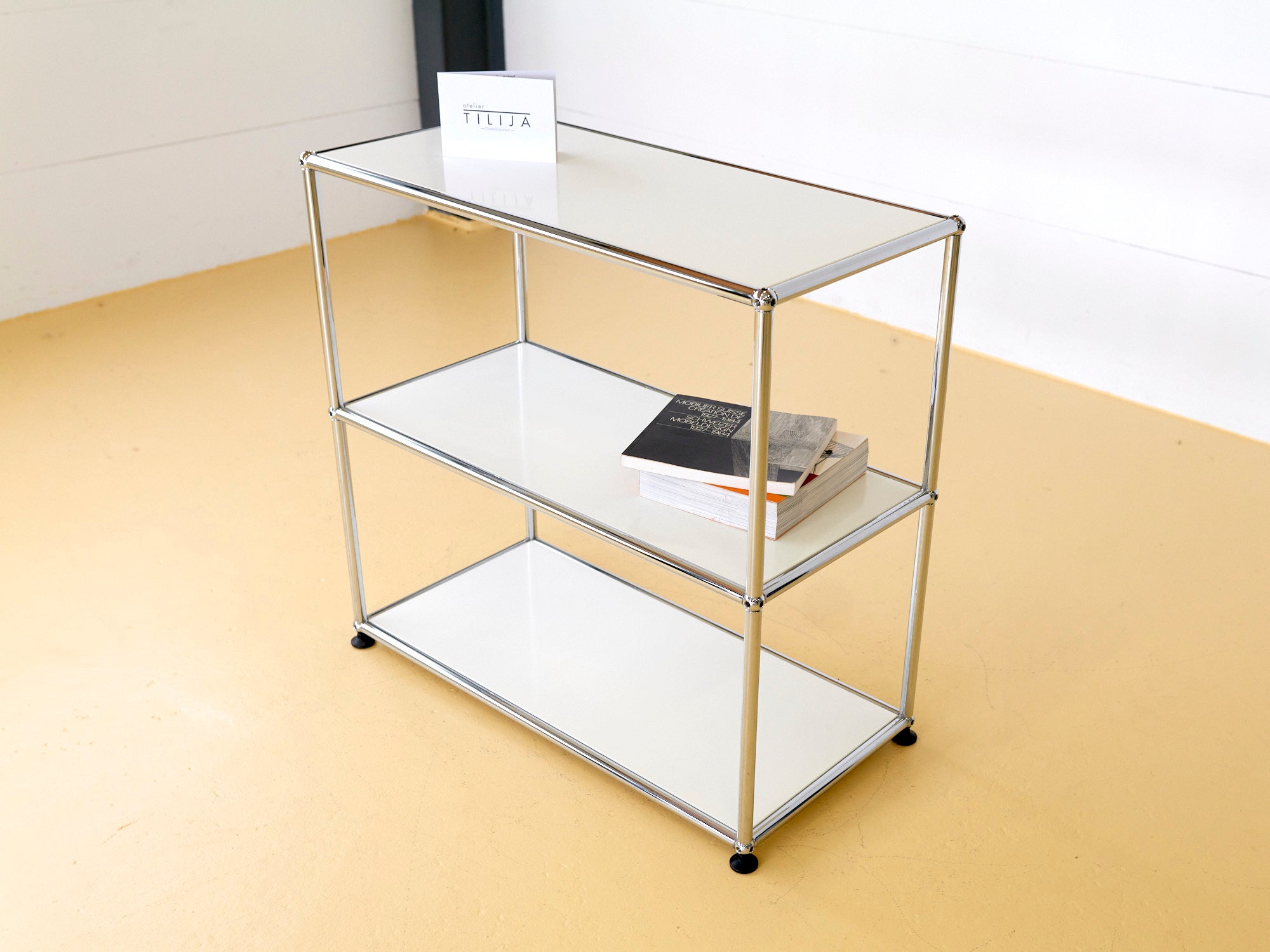 Reinweisses USM Haller Regal in sehr gutem Zustand. Zeitloser Designklassiker als Secondhand, erhältlich bei atelier TILIJA.