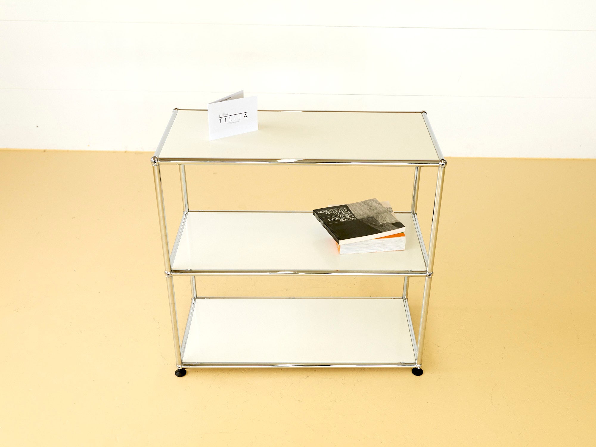 Reinweisses USM Haller Regal in sehr gutem Zustand. Zeitloser Designklassiker als Secondhand, erhältlich bei atelier TILIJA.