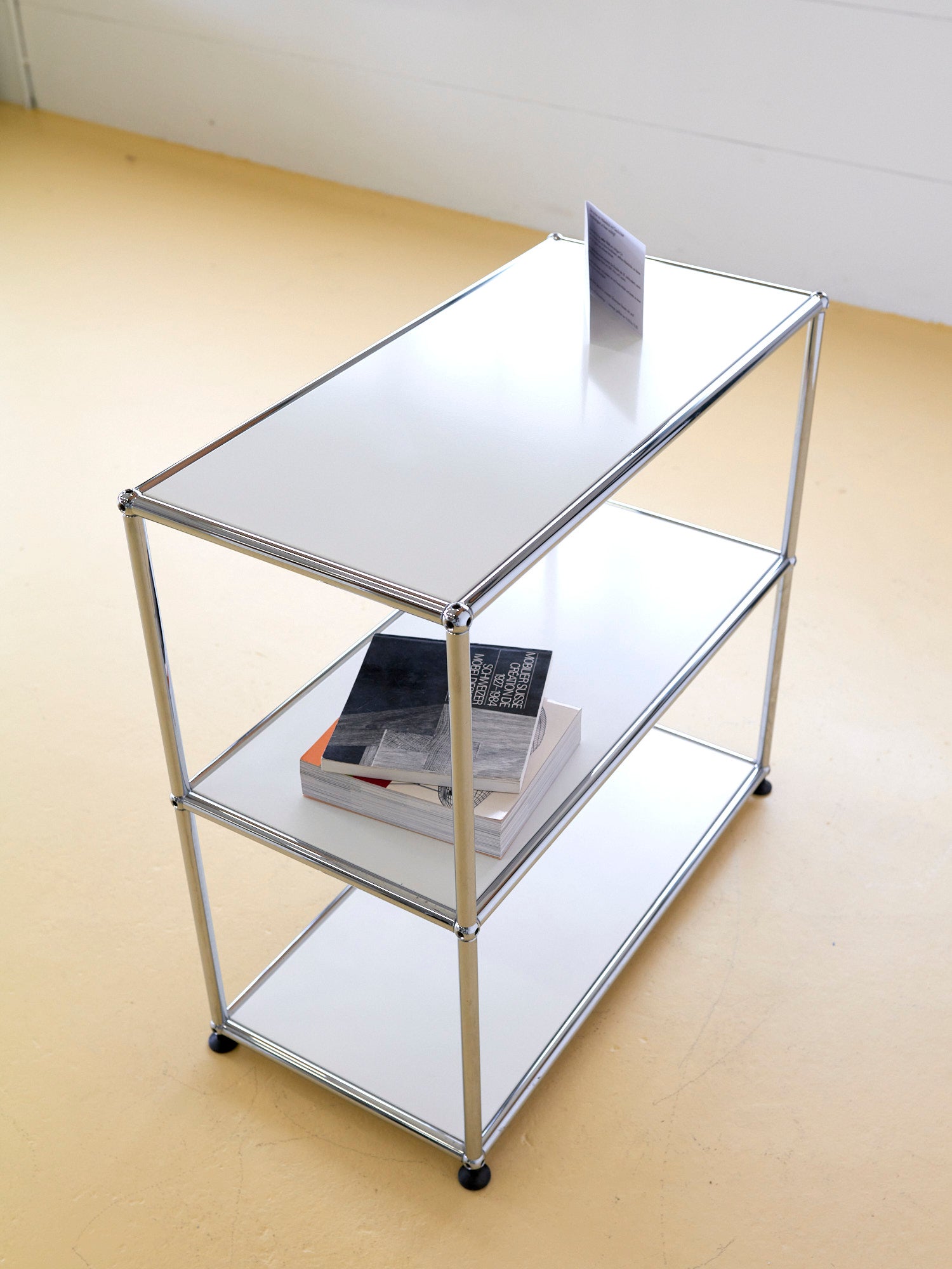 Reinweisses USM Haller Regal in sehr gutem Zustand. Zeitloser Designklassiker als Secondhand, erhältlich bei atelier TILIJA.