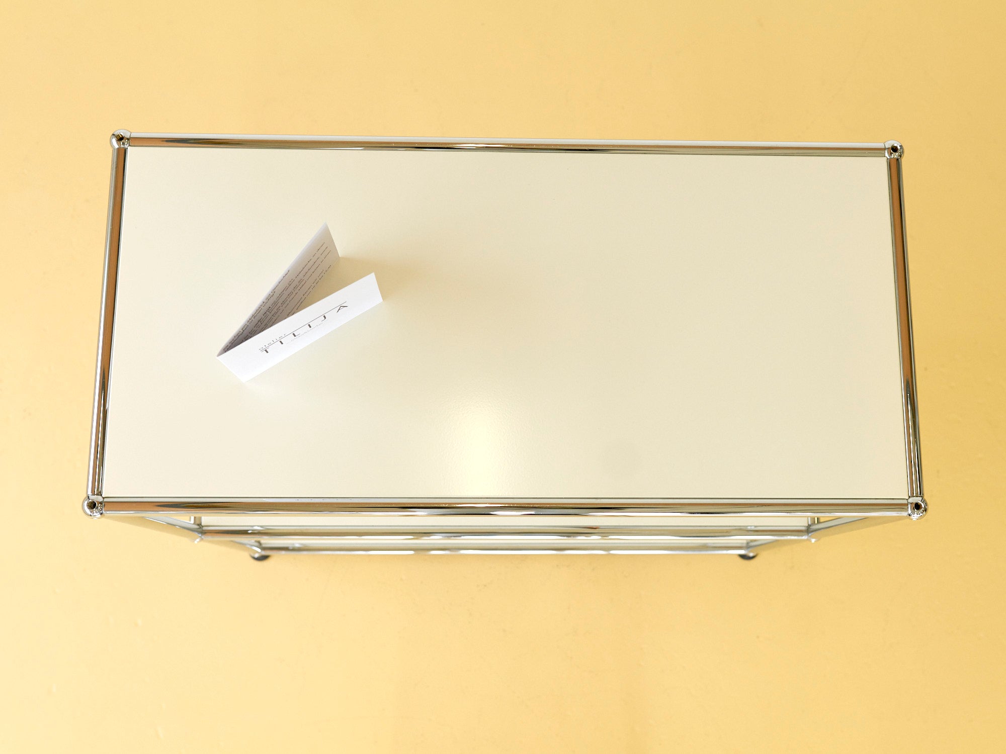 Reinweisses USM Haller Regal in sehr gutem Zustand. Zeitloser Designklassiker als Secondhand, erhältlich bei atelier TILIJA.