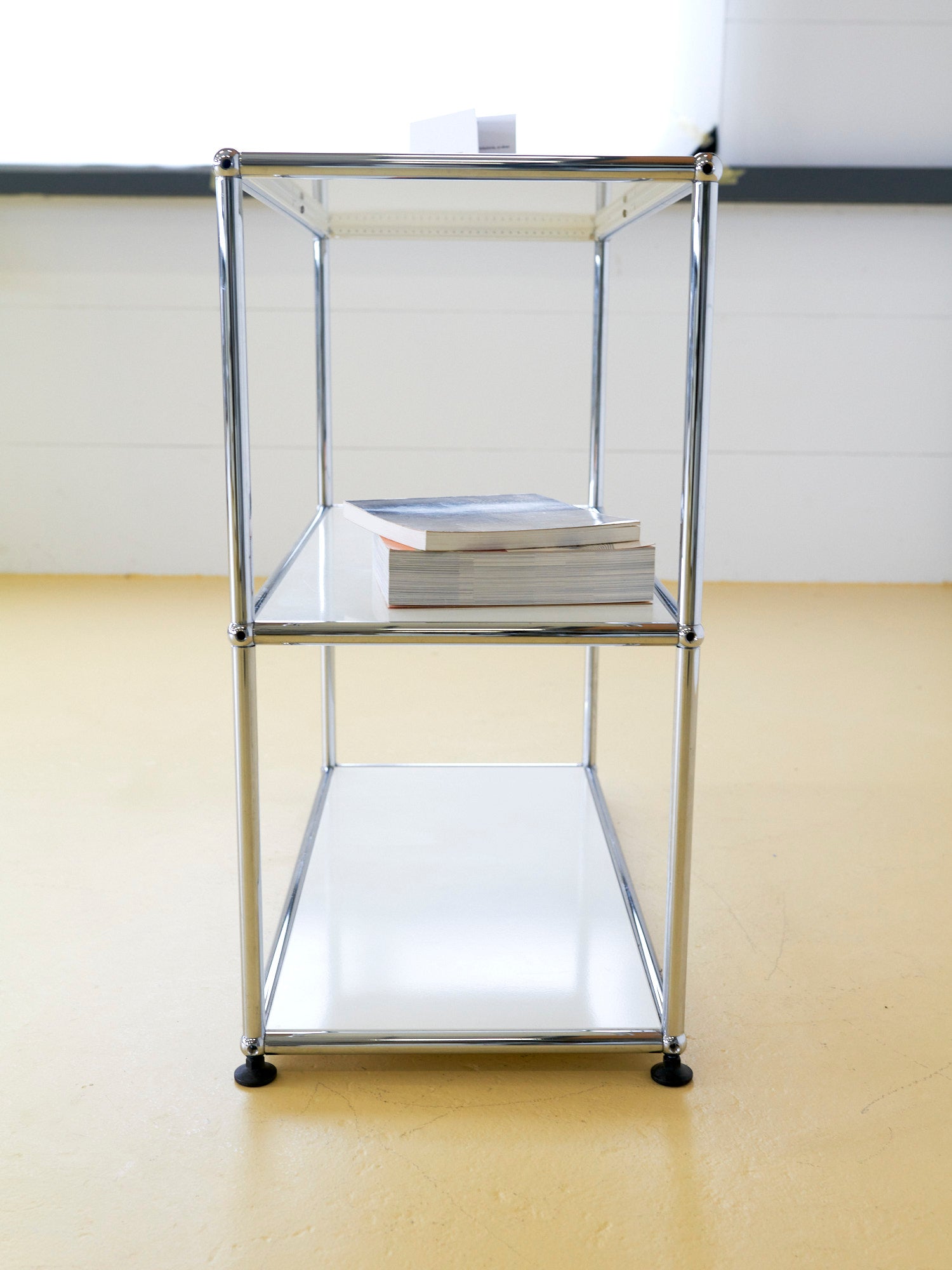 Reinweisses USM Haller Regal in sehr gutem Zustand. Zeitloser Designklassiker als Secondhand, erhältlich bei atelier TILIJA.