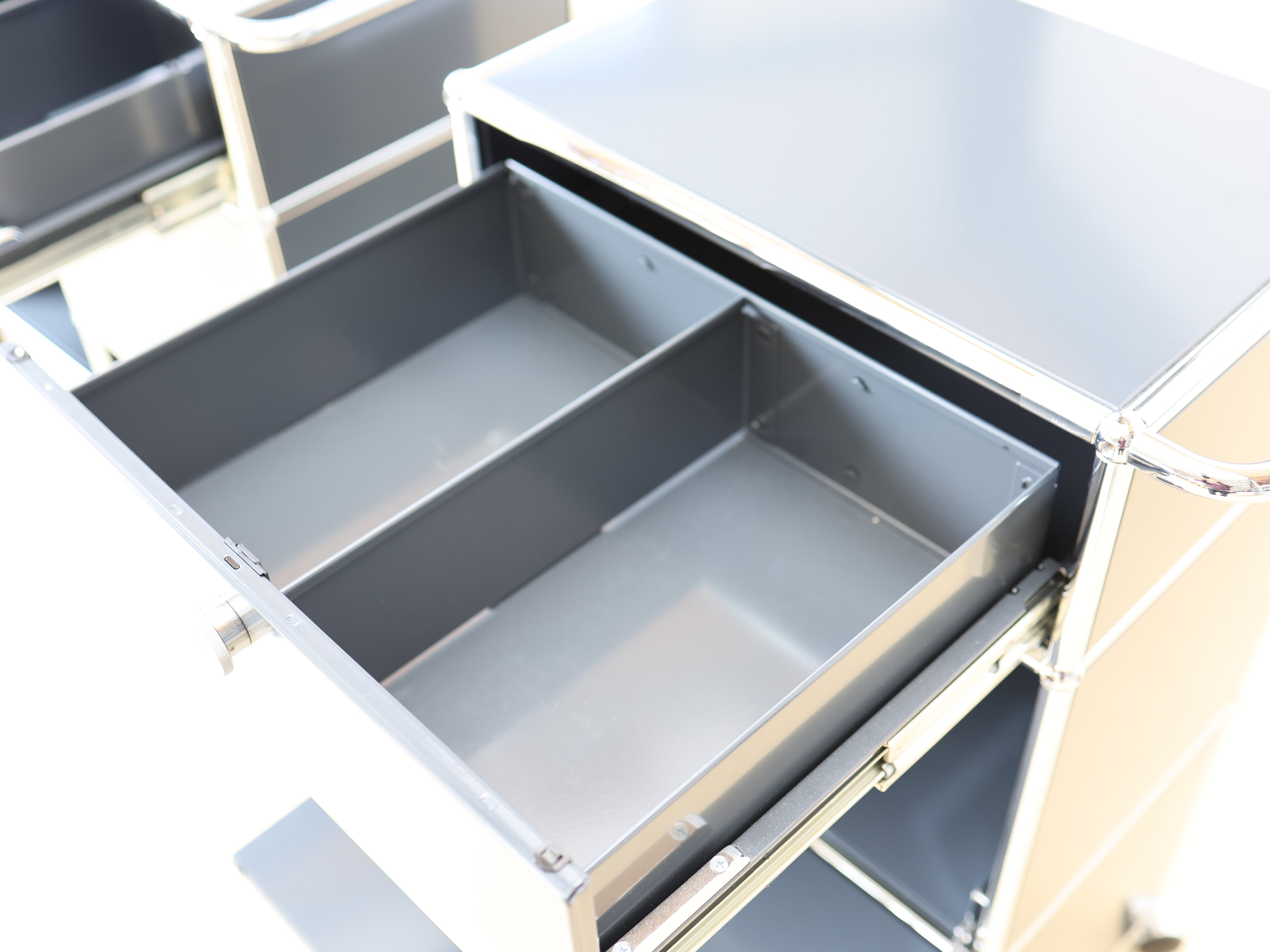 Anthrazitgrauer USM Haller Trolley auf Rollen mit Griff. Ein vielseitiger Servierboy oder Barwagen als aufbereiteter Designklassiker bei atelier TILIJA.