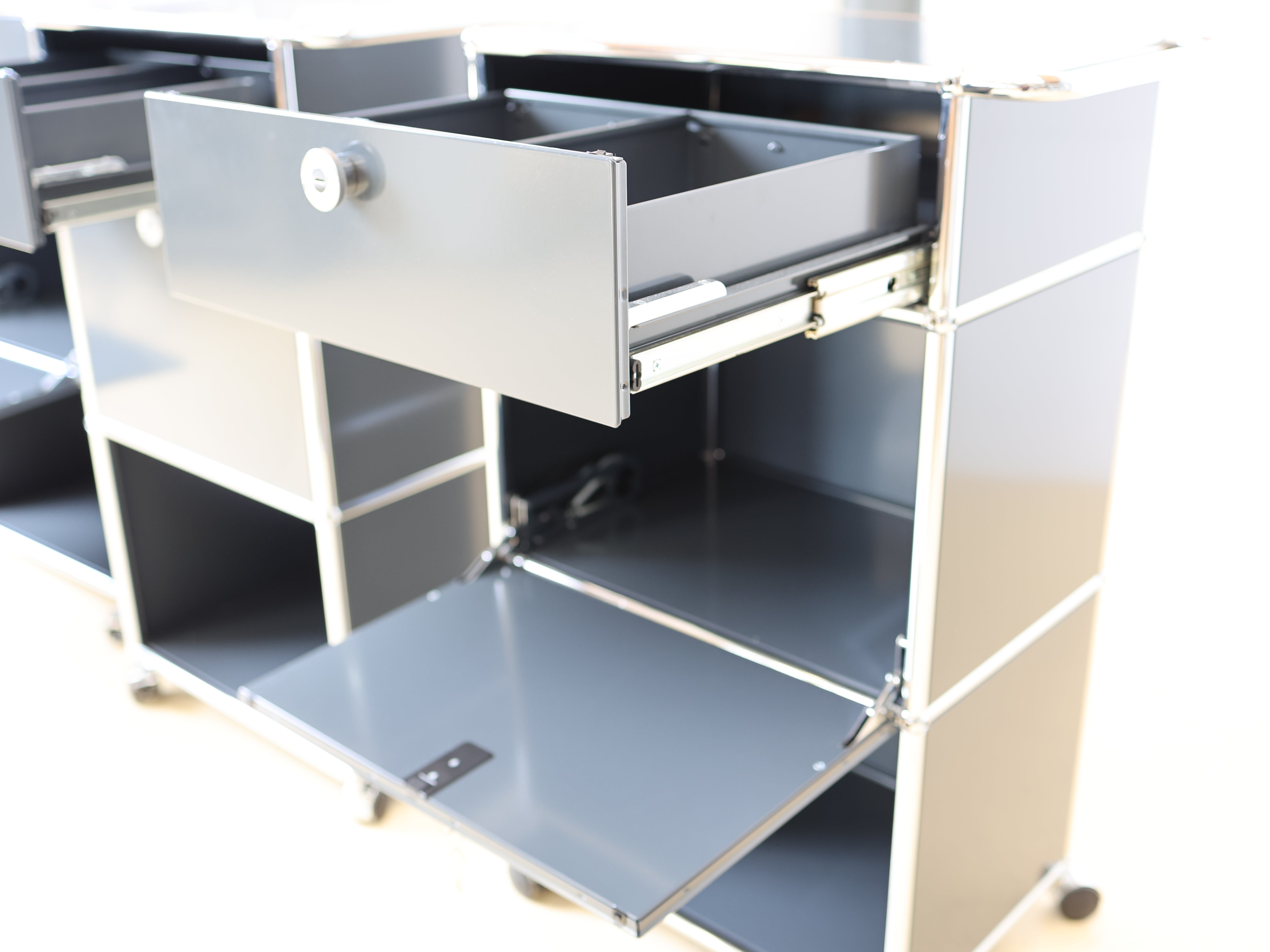 Anthrazitgrauer USM Haller Trolley auf Rollen mit Griff. Ein vielseitiger Servierboy oder Barwagen als aufbereiteter Designklassiker bei atelier TILIJA.