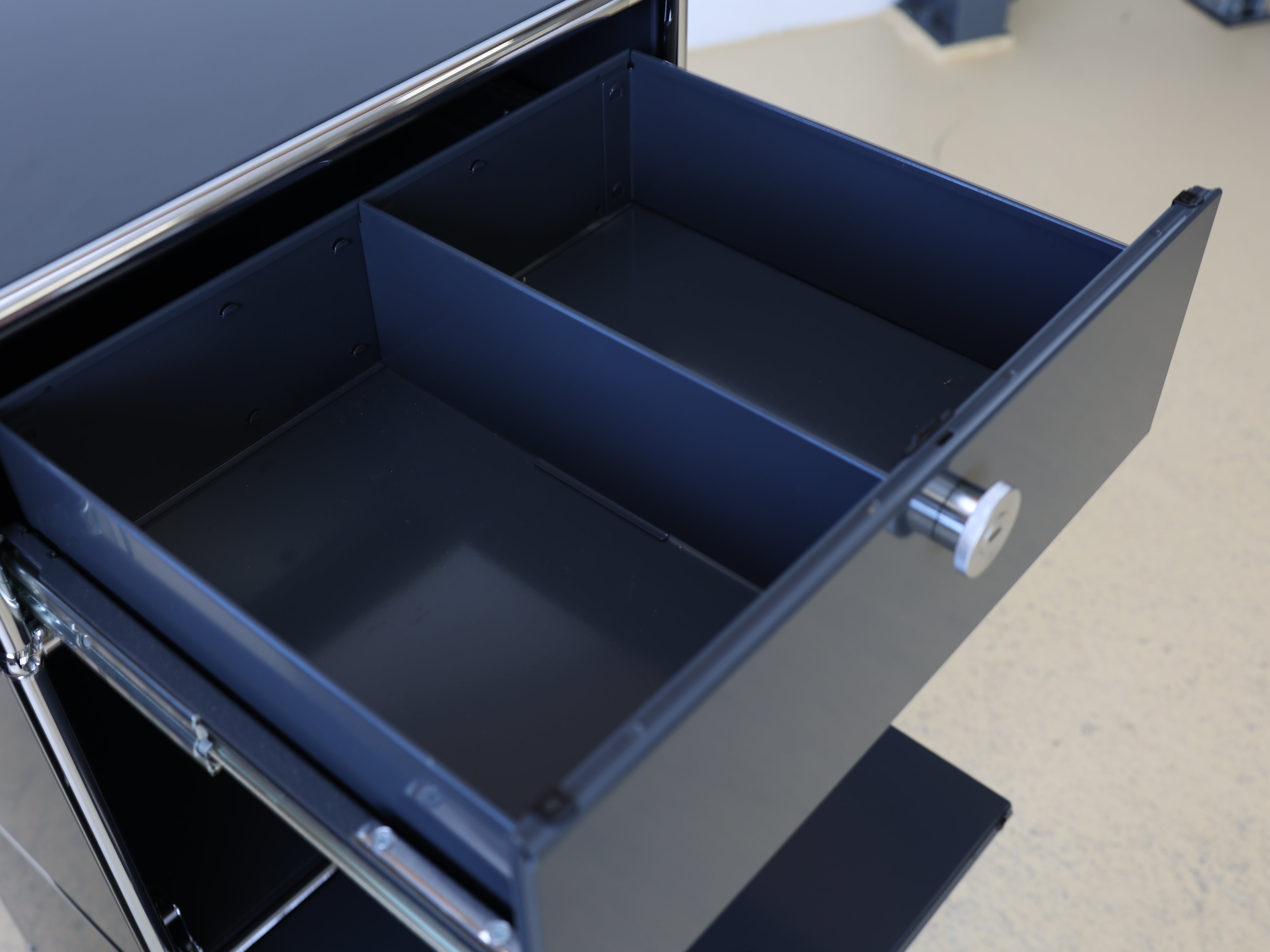 Anthrazitgrauer USM Haller Trolley auf Rollen mit Griff. Ein vielseitiger Servierboy oder Barwagen als aufbereiteter Designklassiker bei atelier TILIJA.