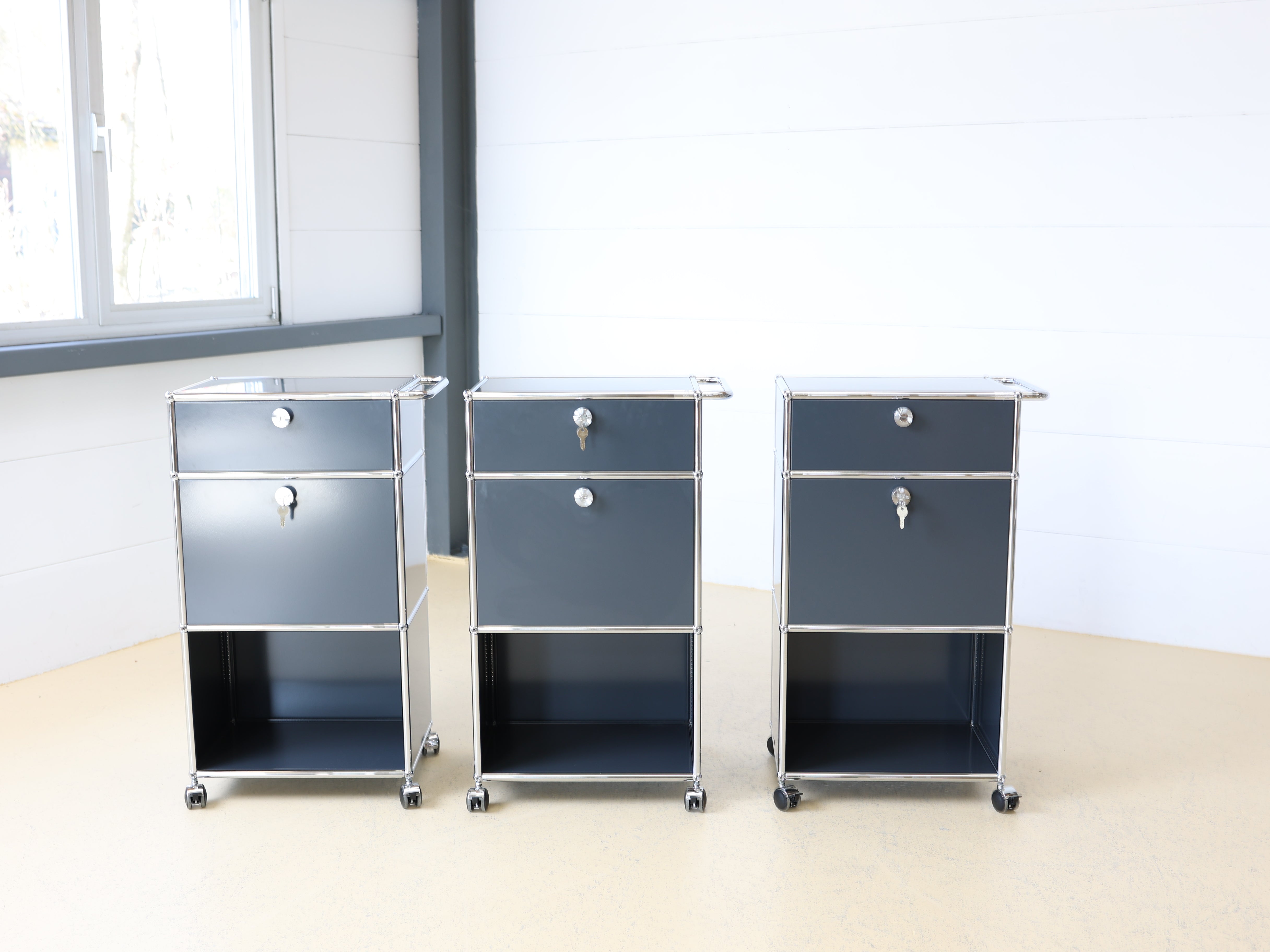 Anthrazitgrauer USM Haller Trolley auf Rollen mit Griff. Ein vielseitiger Servierboy oder Barwagen als aufbereiteter Designklassiker bei atelier TILIJA.