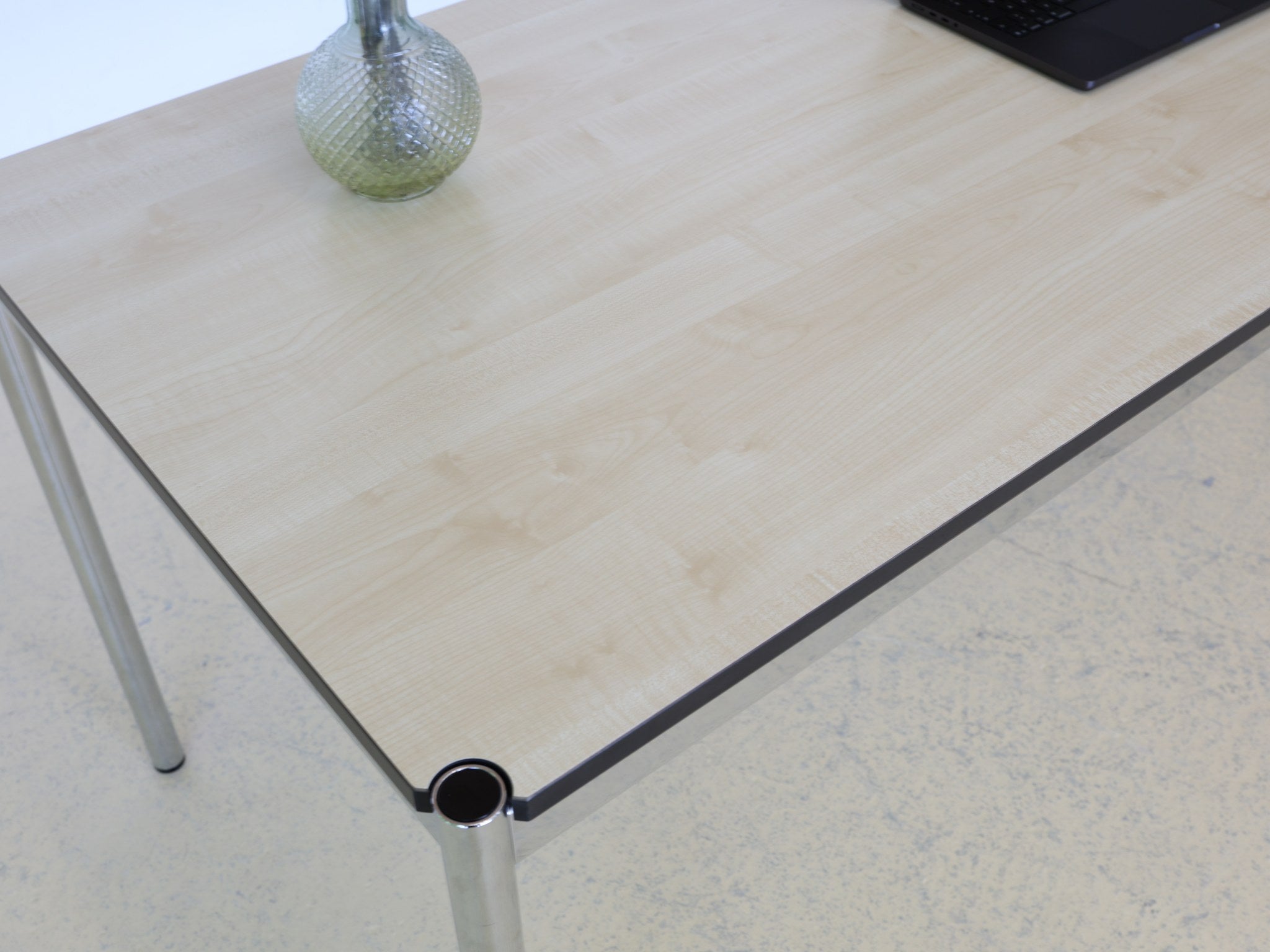 Detailansicht USM Haller Tisch Ahornfurnier mit schwarzer Kunststoffkante