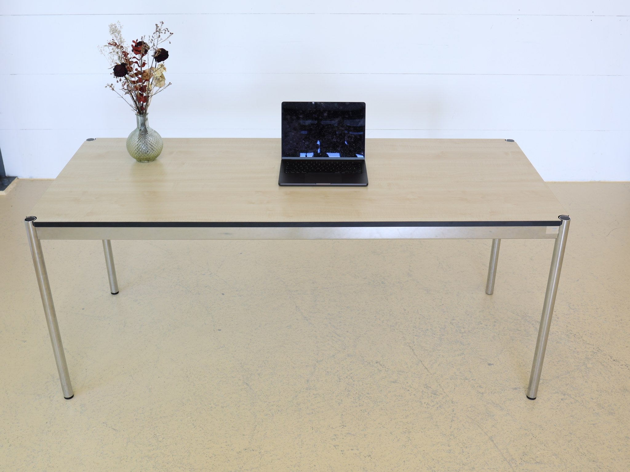 Tischplatte Ahorn furniert USM Haller Schreibtisch Nahaufnahme