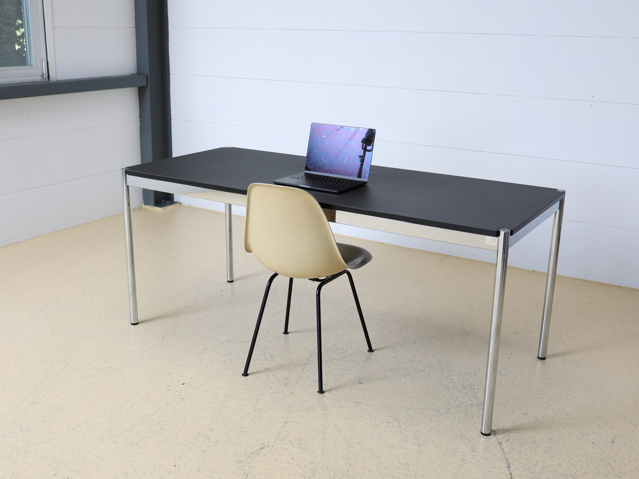 USM Haller Tisch Gesamtansicht, Designklassiker bei atelier TILIJA