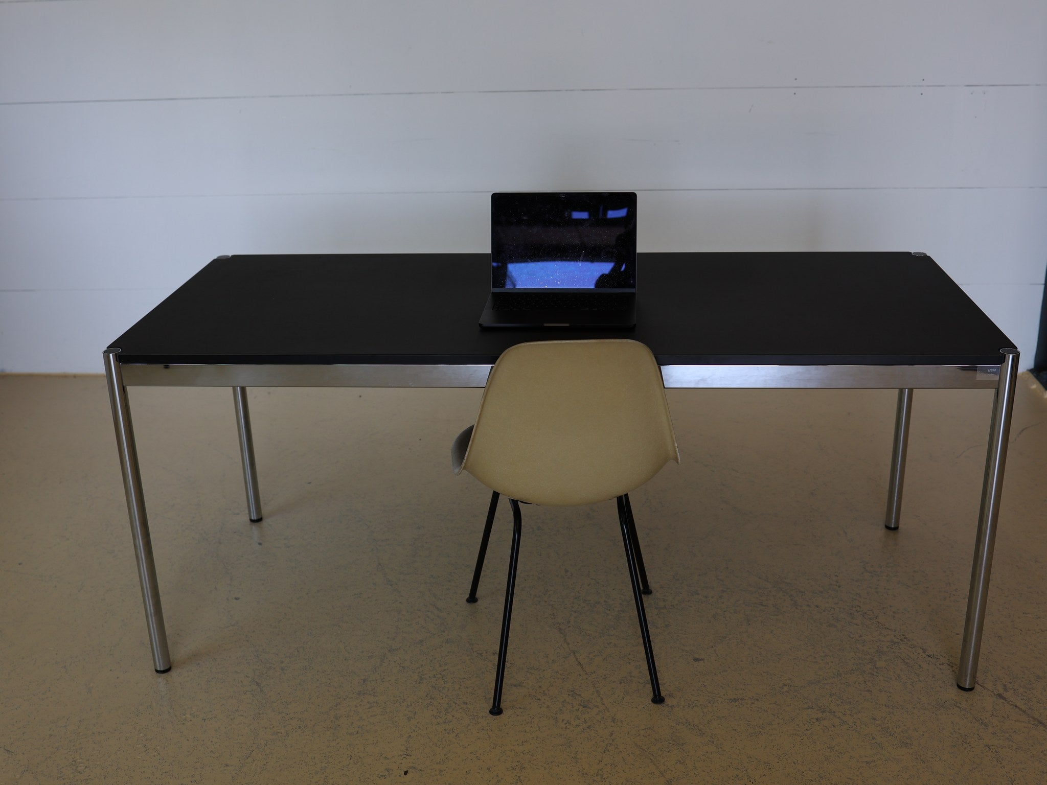 Arbeitsplatz USM Haller Schreibtisch 175x75cm in Anthrazitgrau