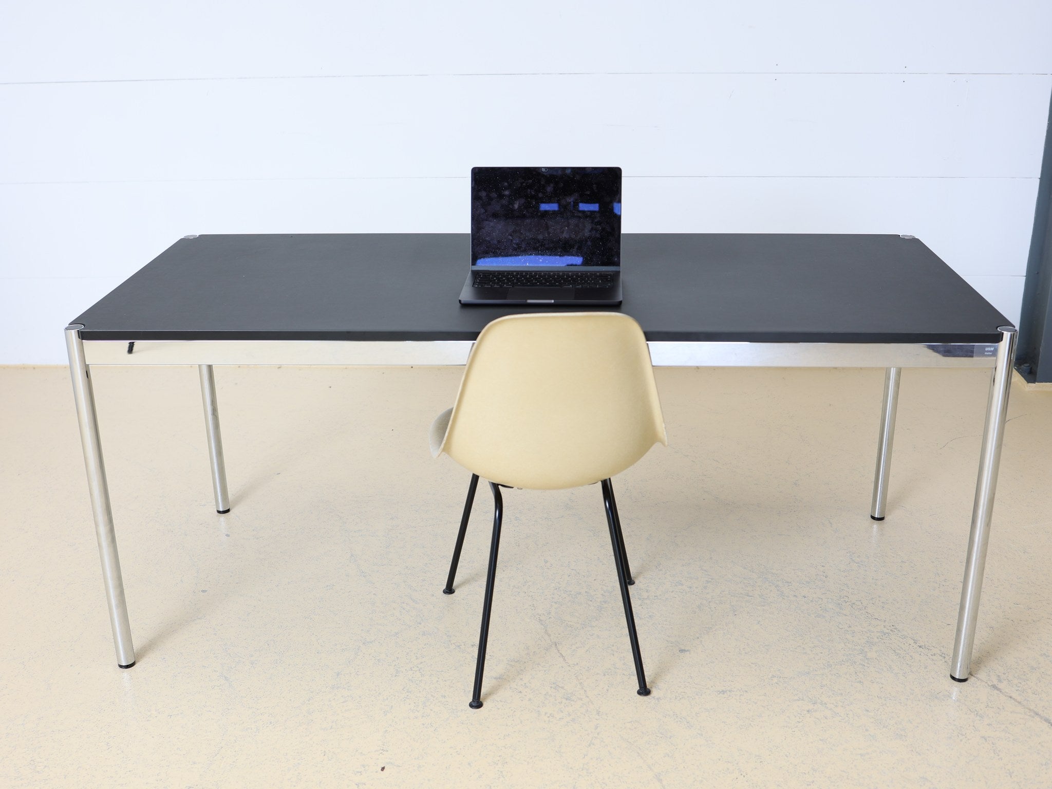 USM Haller Schreibtisch Unterseite mit montierter Kabelwanne