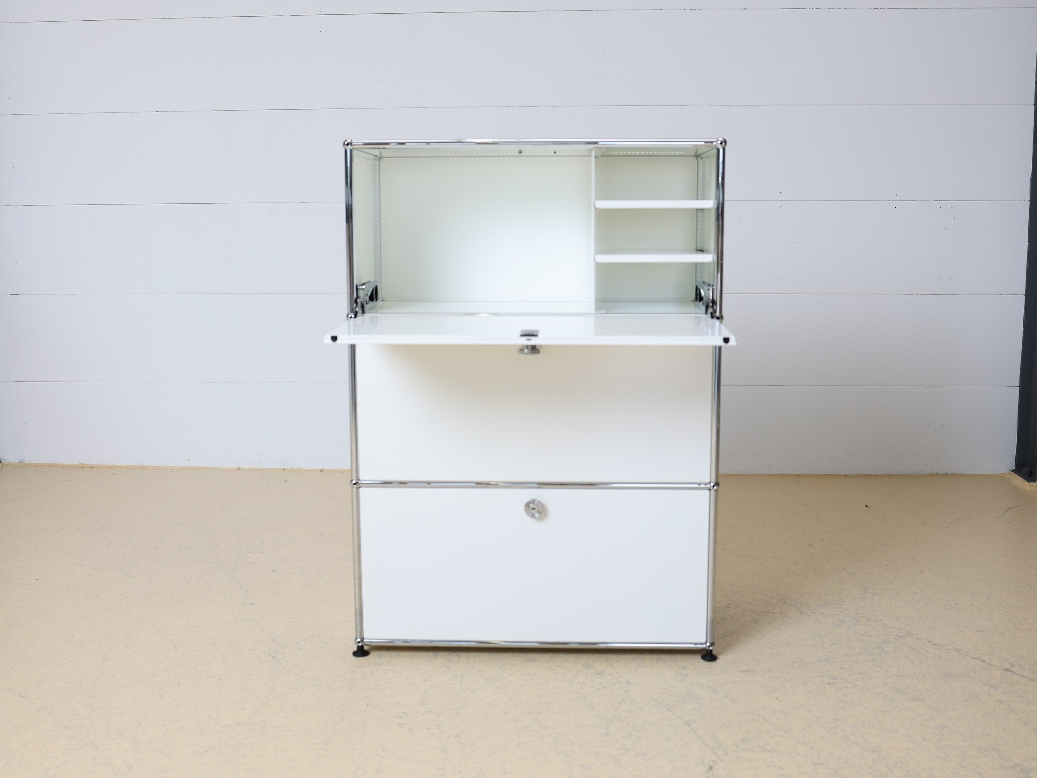 USM Haller Sekretär Rückansicht Kabelführung Schweizer Designklassiker