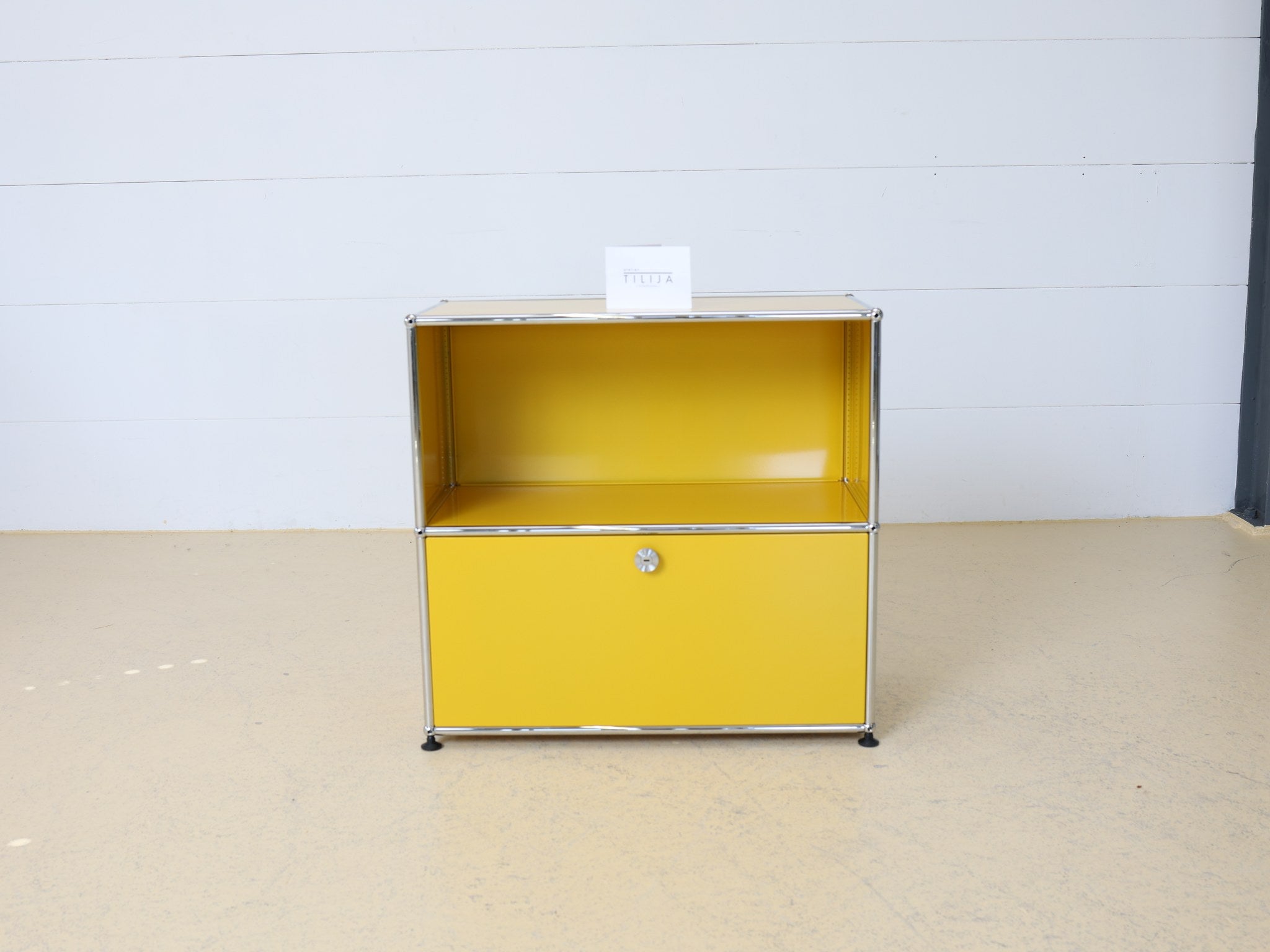 USM Haller Sideboard Goldgelb 1x2 Frontansicht mit Klapptür und offenem Fach