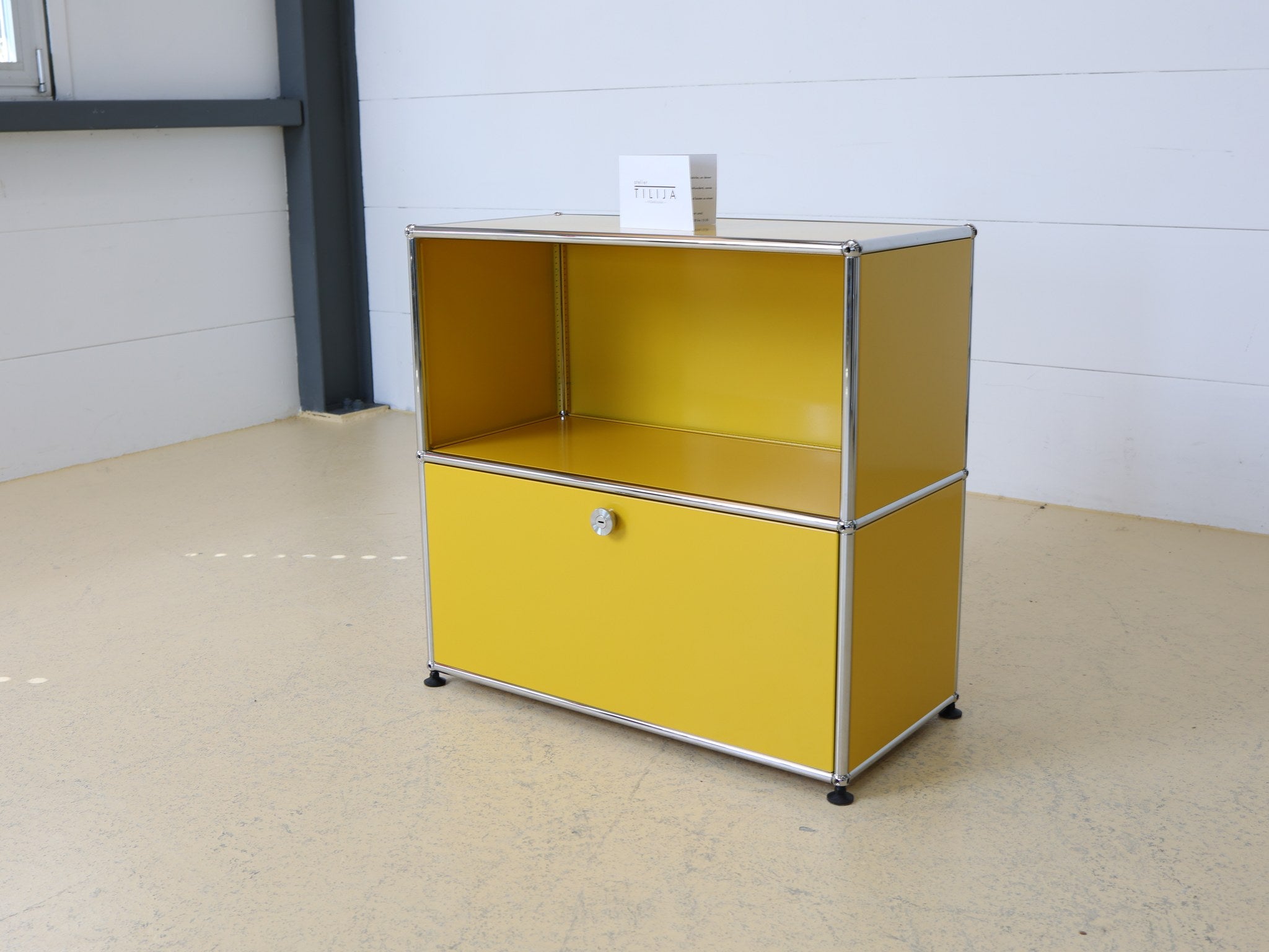USM Haller Designklassiker Sideboard Goldgelb Detailaufnahme Oberfläche