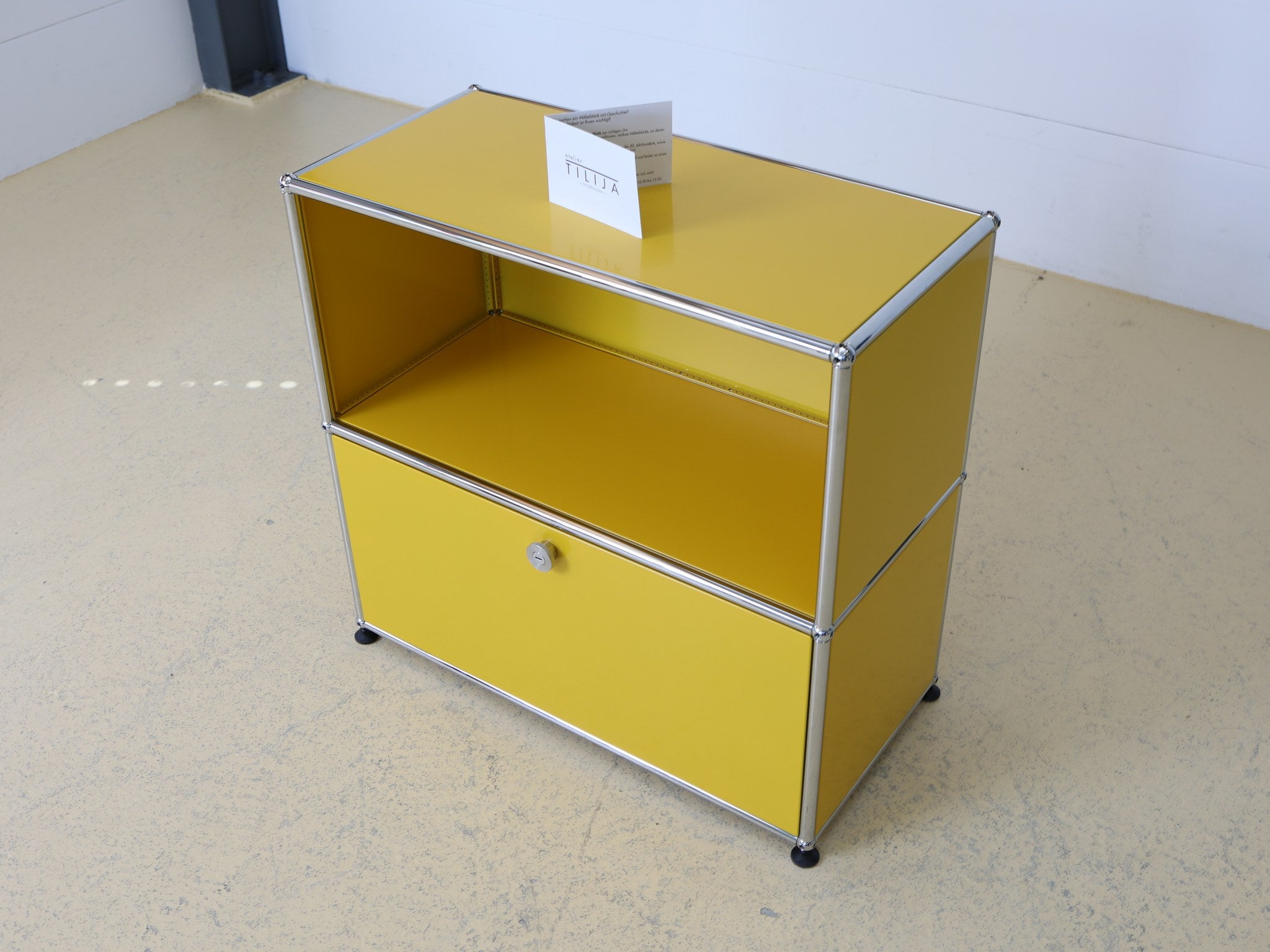 USM Haller 1x2 Sideboard Goldgelb im Raumkontext