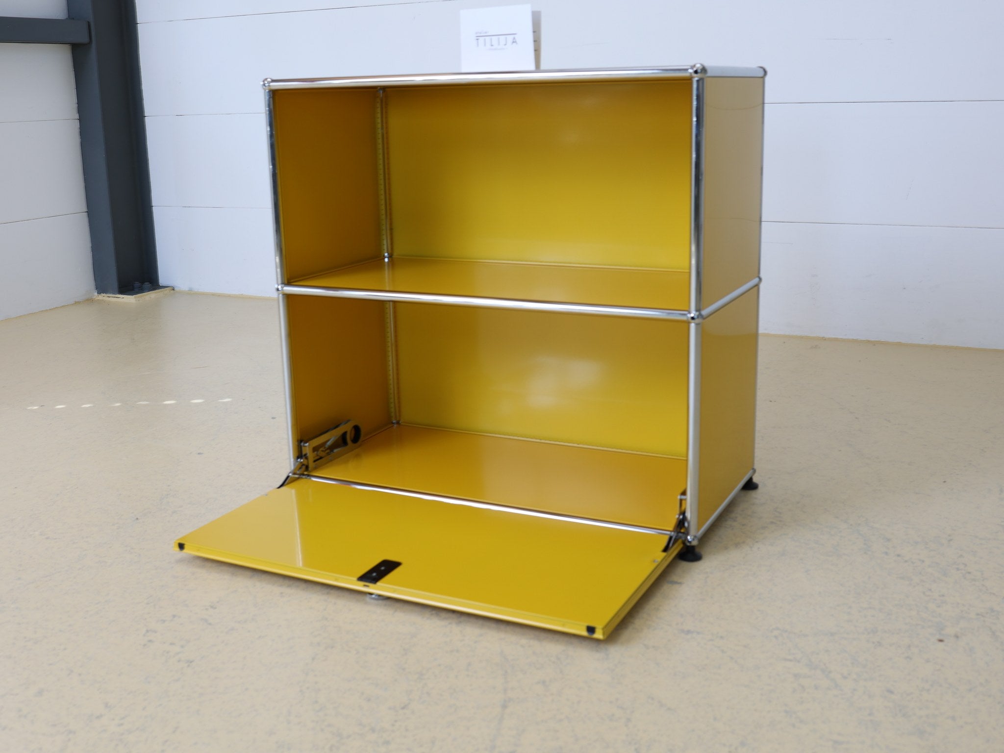 USM Haller Sideboard pulverbeschichtet Goldgelb Eckdetail