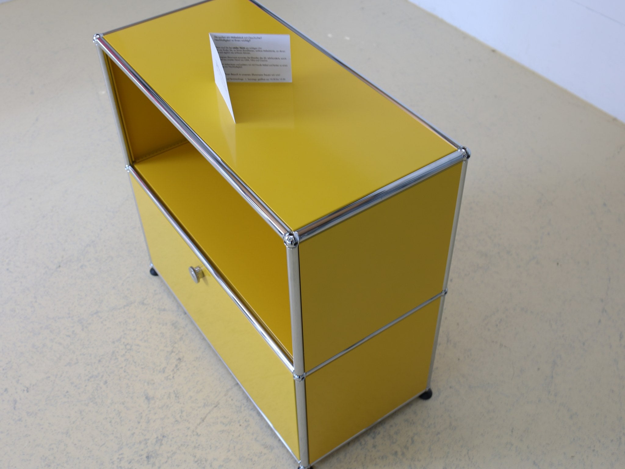 USM Haller Möbel Sideboard Goldgelb offenes Fach Detail