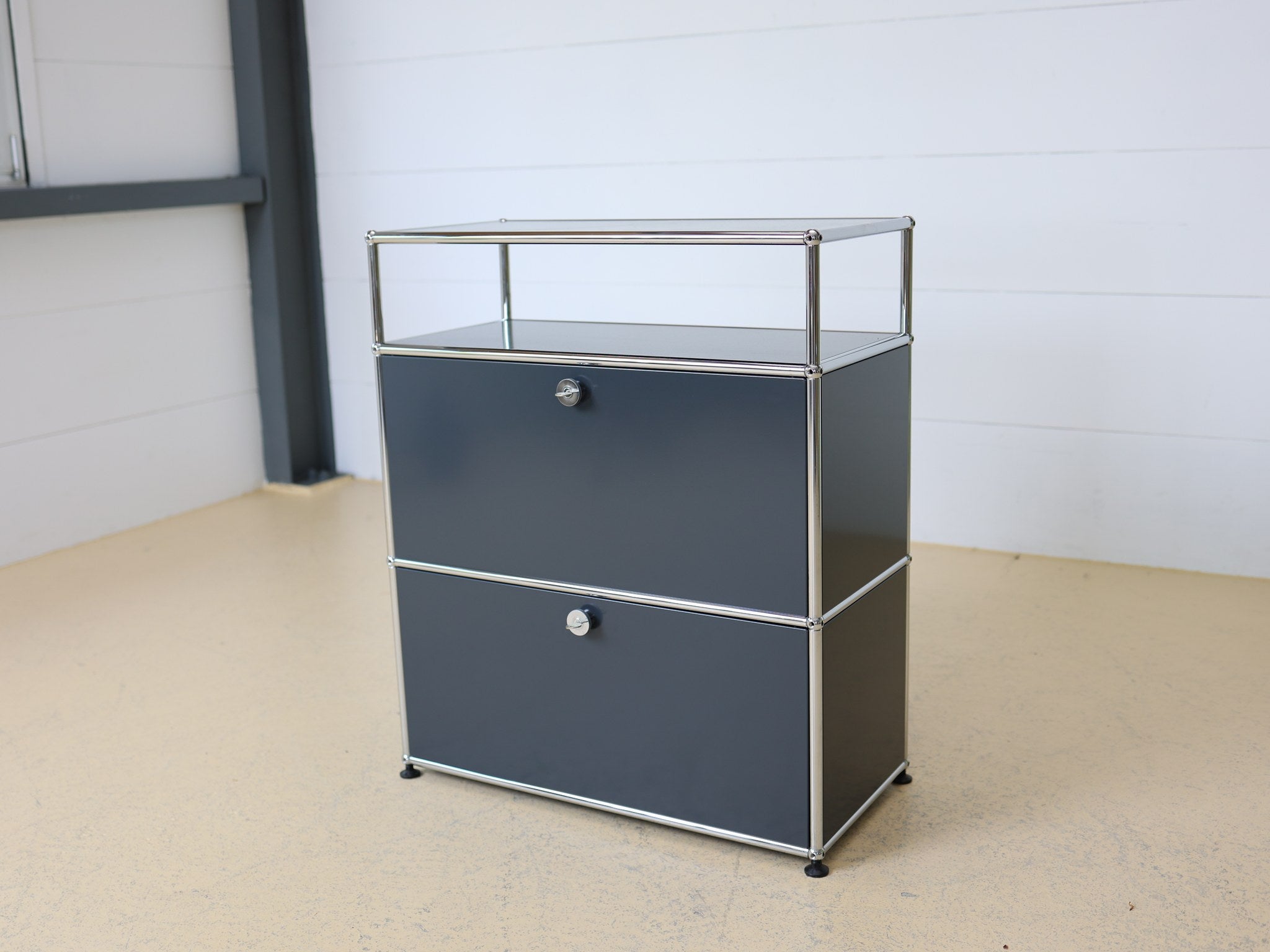 USM Haller Sideboard Anthrazitgrau 1x3 Frontansicht mit Klapptüren und offenem Fach