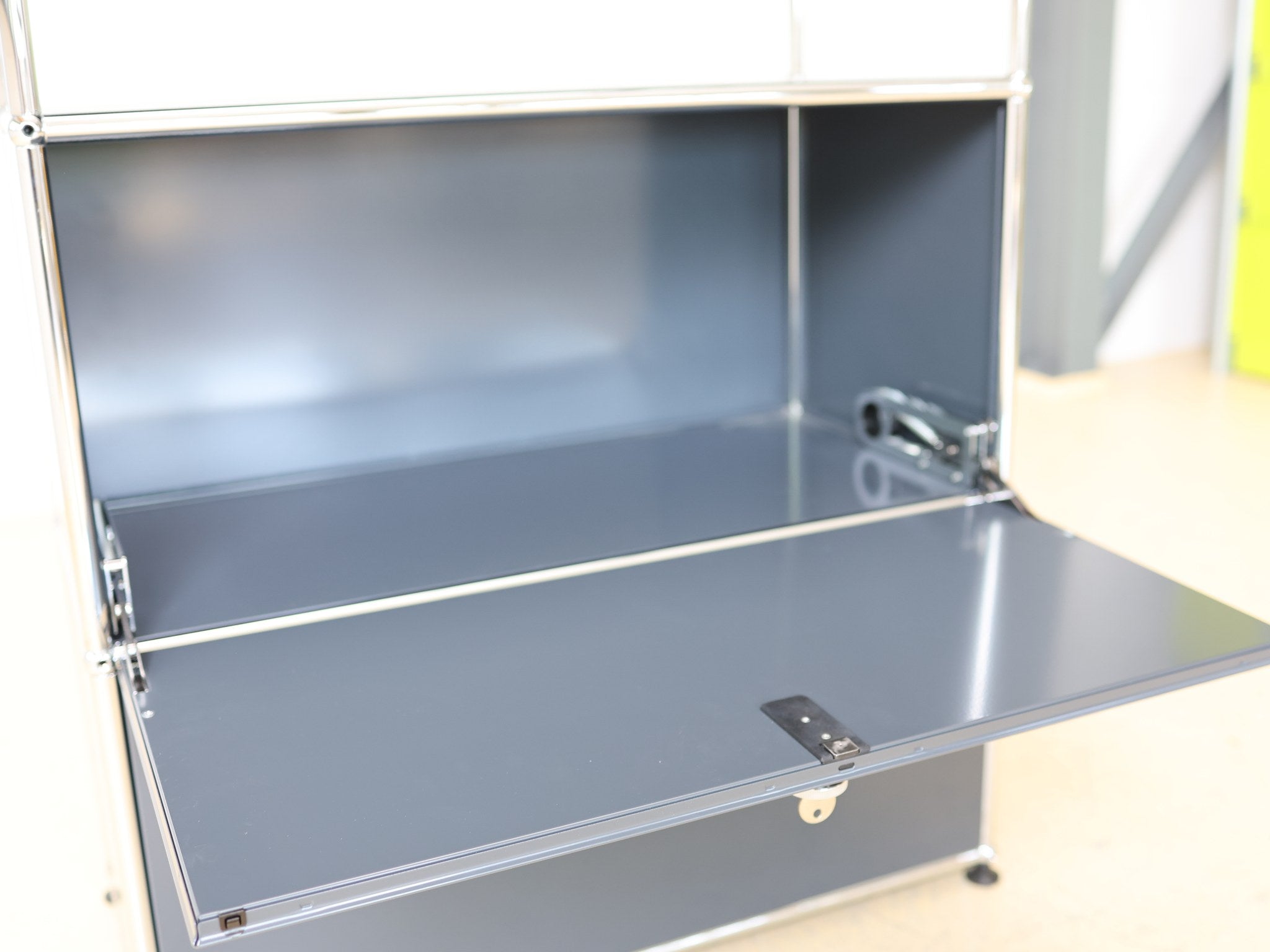 USM Haller Sideboard Anthrazitgrau geöffnete Klapptür mit Hängeregistratur