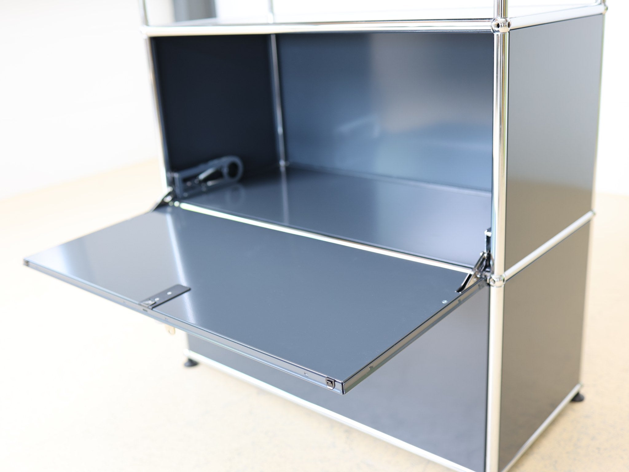 Rückansicht USM Haller Sideboard 1x3 in Anthrazitgrau