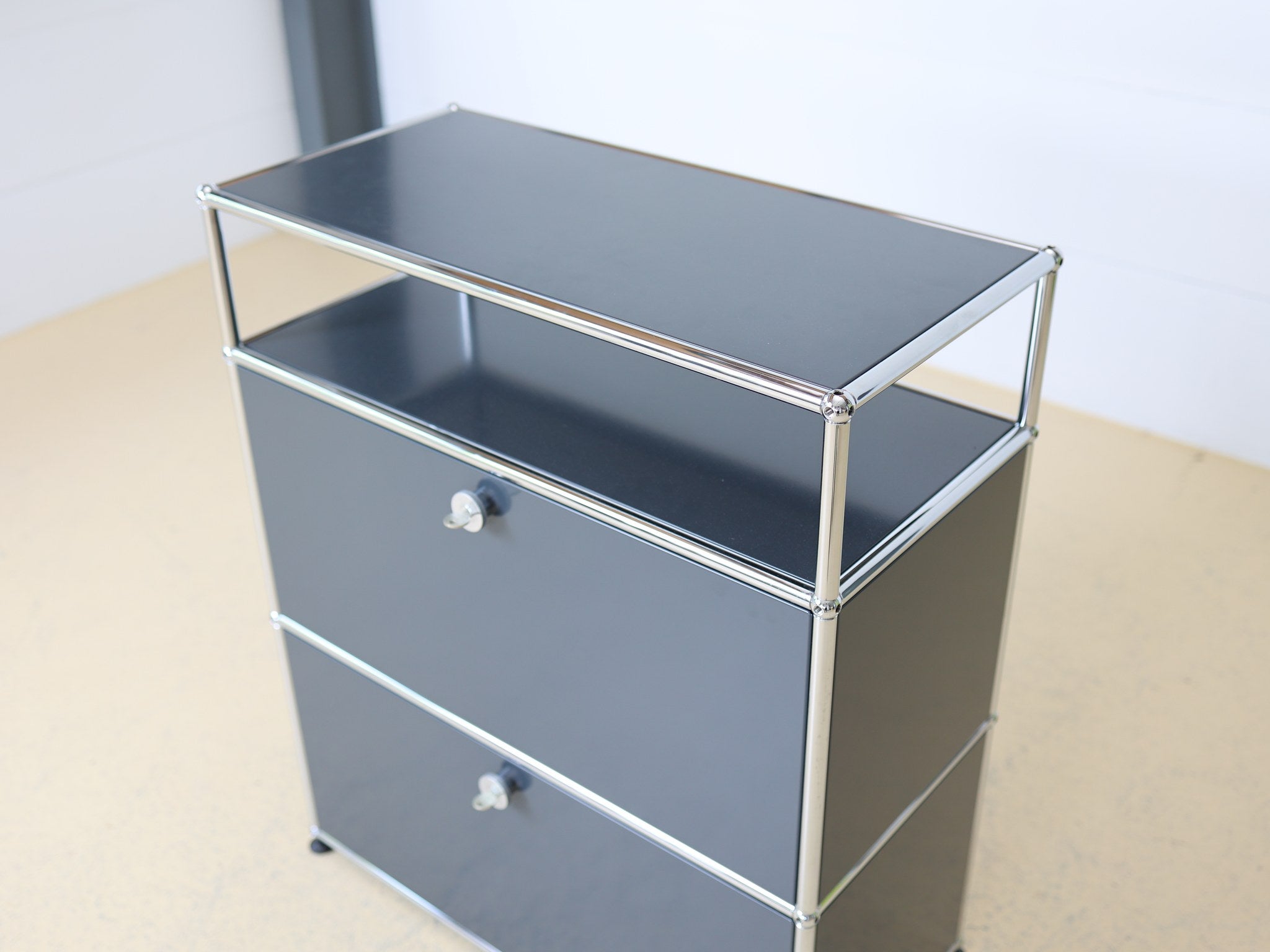 USM Haller Sideboard Detailaufnahme pulverbeschichtete Oberfläche Anthrazitgrau