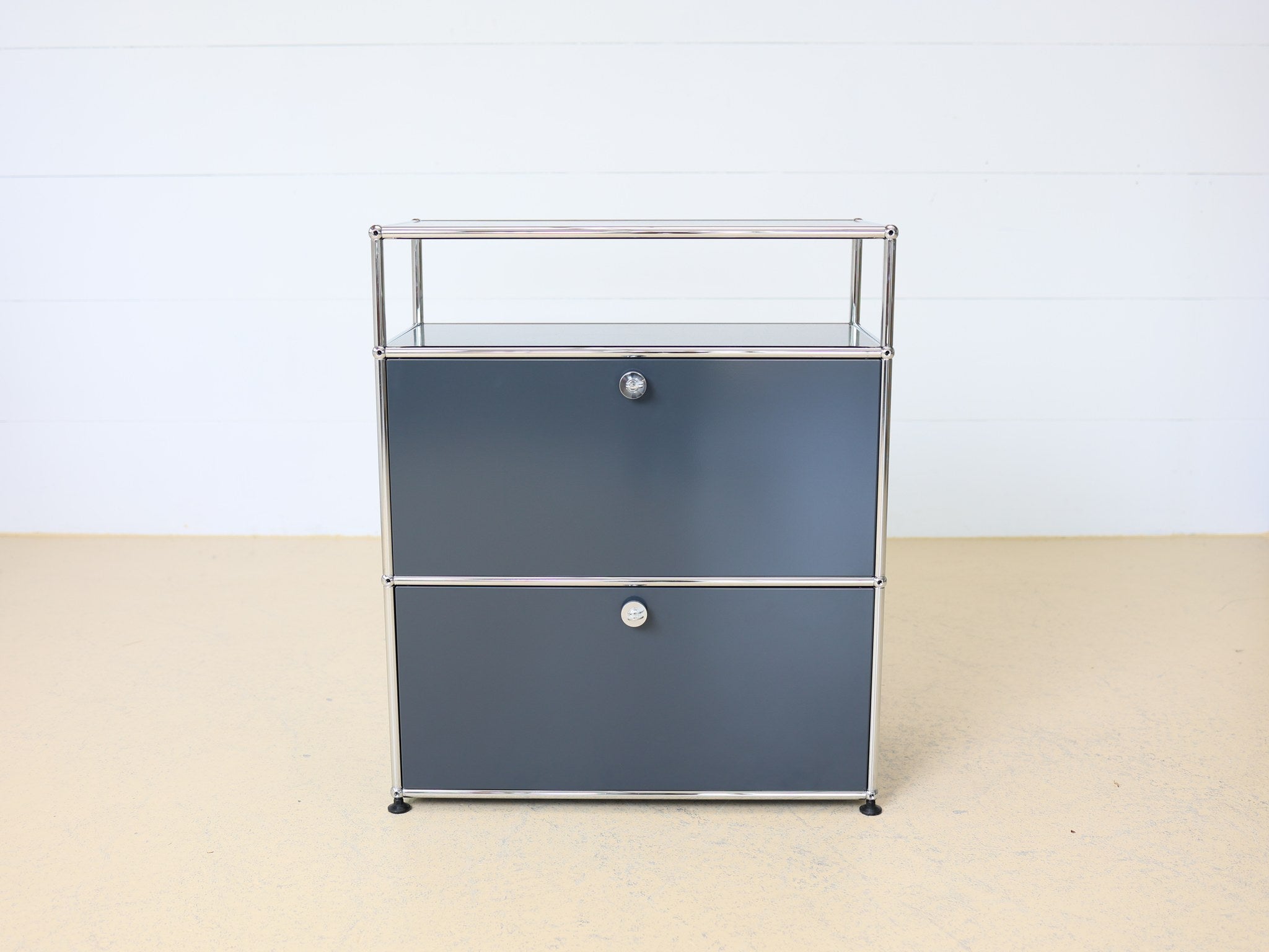 USM Haller Sideboard 1x3 Anthrazitgrau untere Klapptür geschlossen