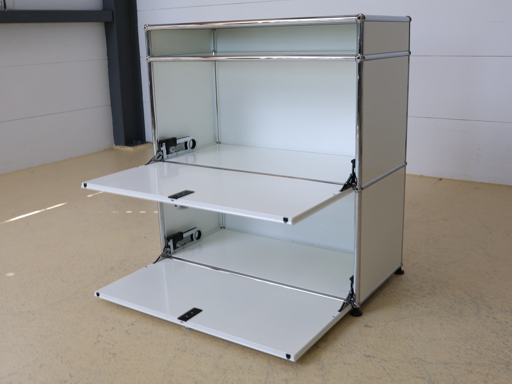 USM Haller Sideboard Reinweiss Rückansicht mit verchromtem Gestell