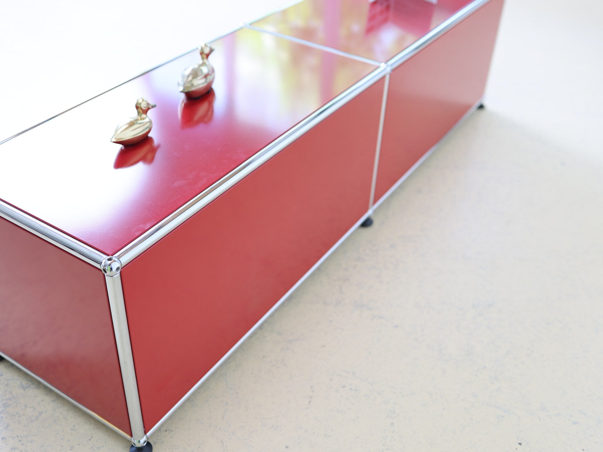 USM Haller Sideboard 2x2 in Rubinrot mit zwei Klappen, Frontalansicht