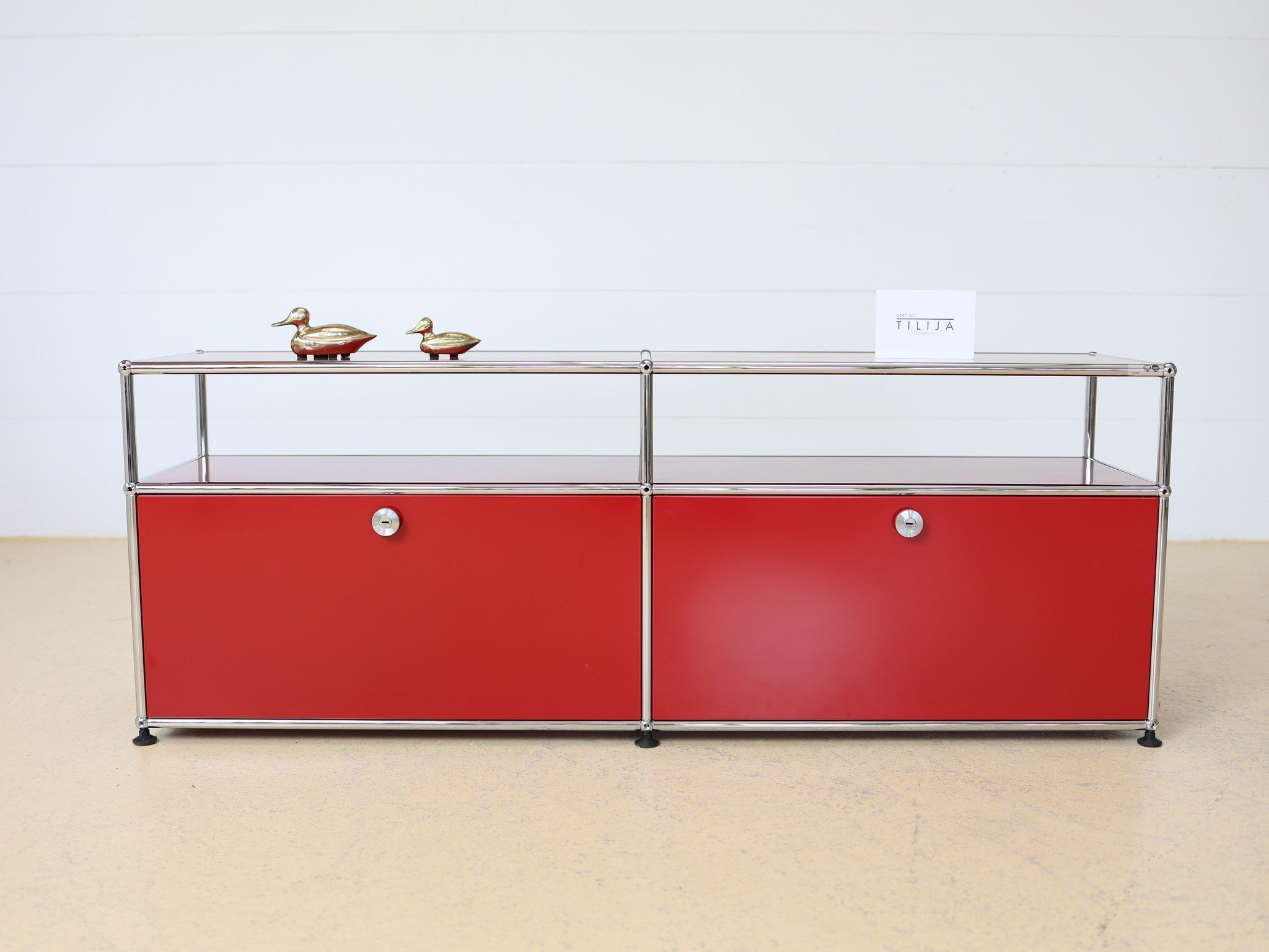 USM Haller Sideboard Rubinrot, Detailansicht der Kugelverbindung aus Chrom