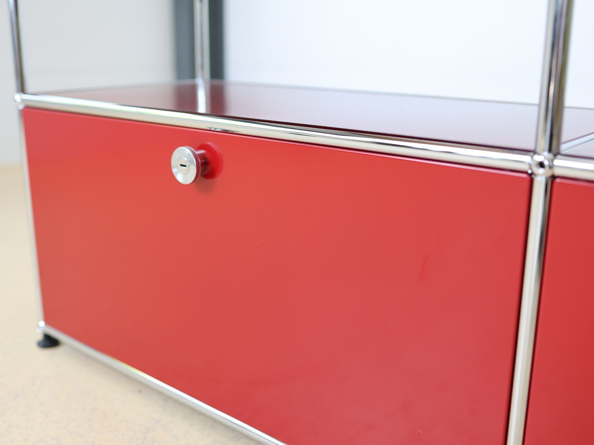 USM Haller Sideboard 2x2, Nahaufnahme der pulverbeschichteten Oberfläche in Rot