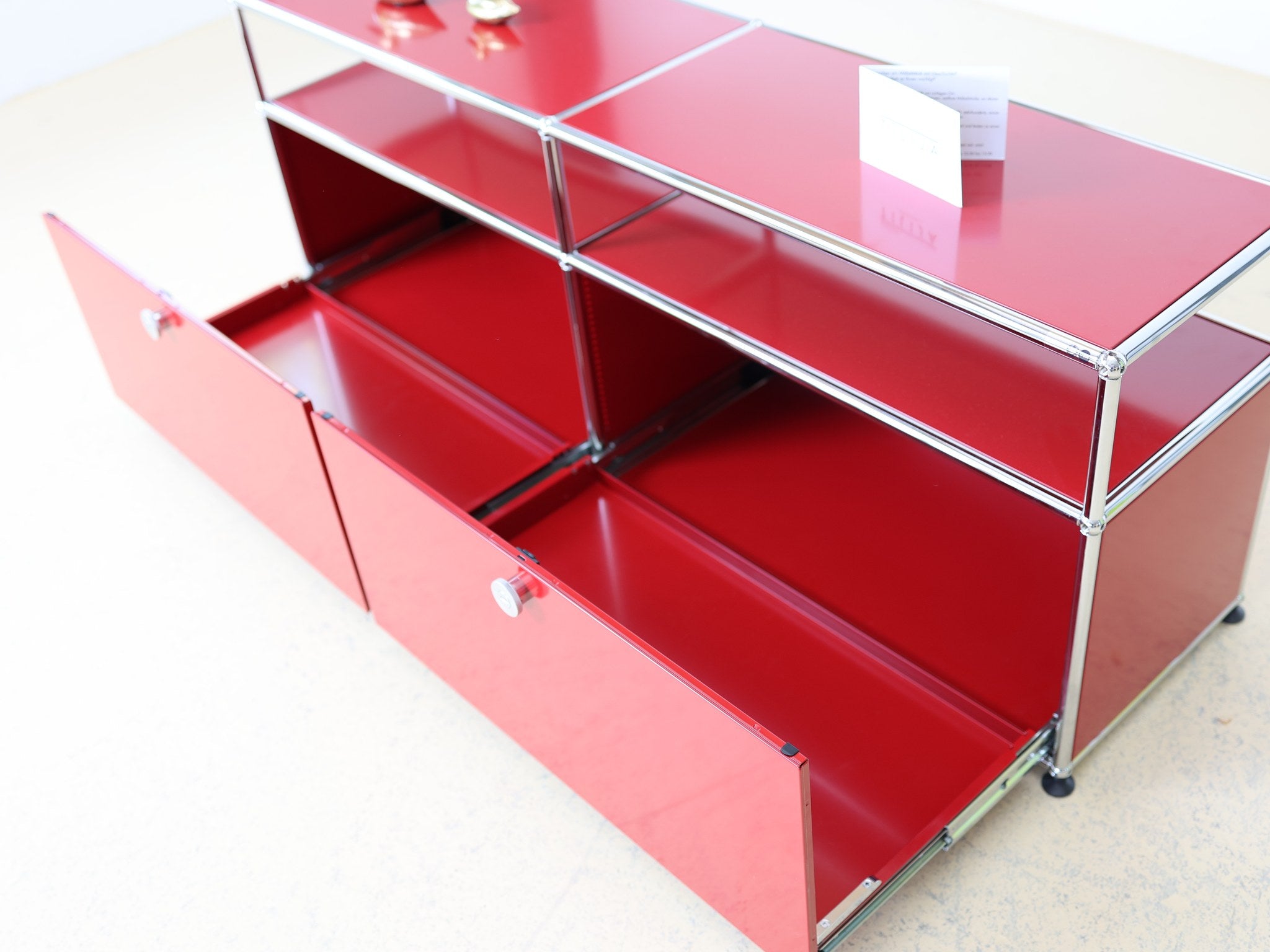 USM Haller Sideboard Rubinrot, Ansicht der geschlossenen Klappen