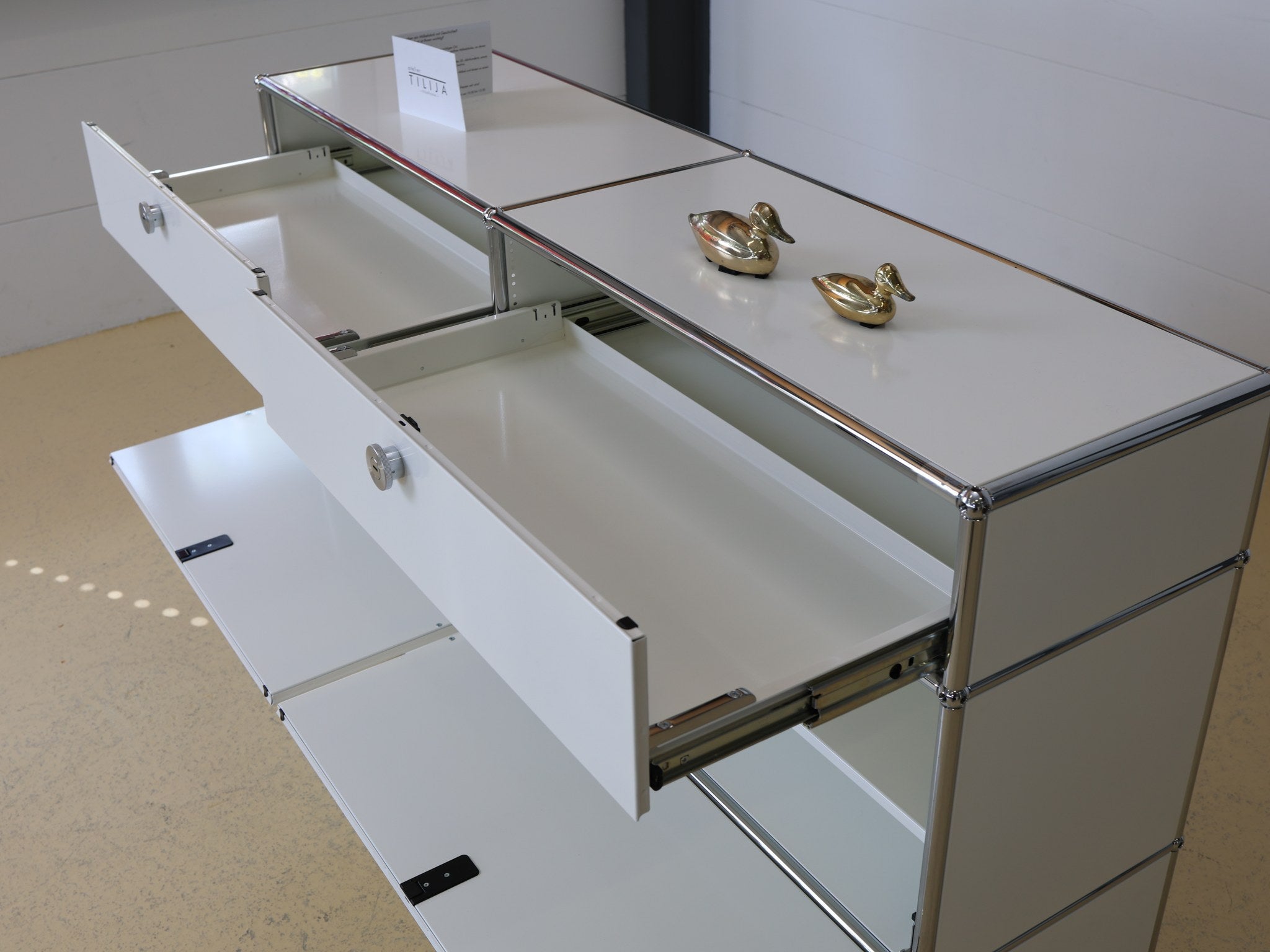 USM Haller Sideboard weiss Detailansicht der Chromkugel-Verbindungen