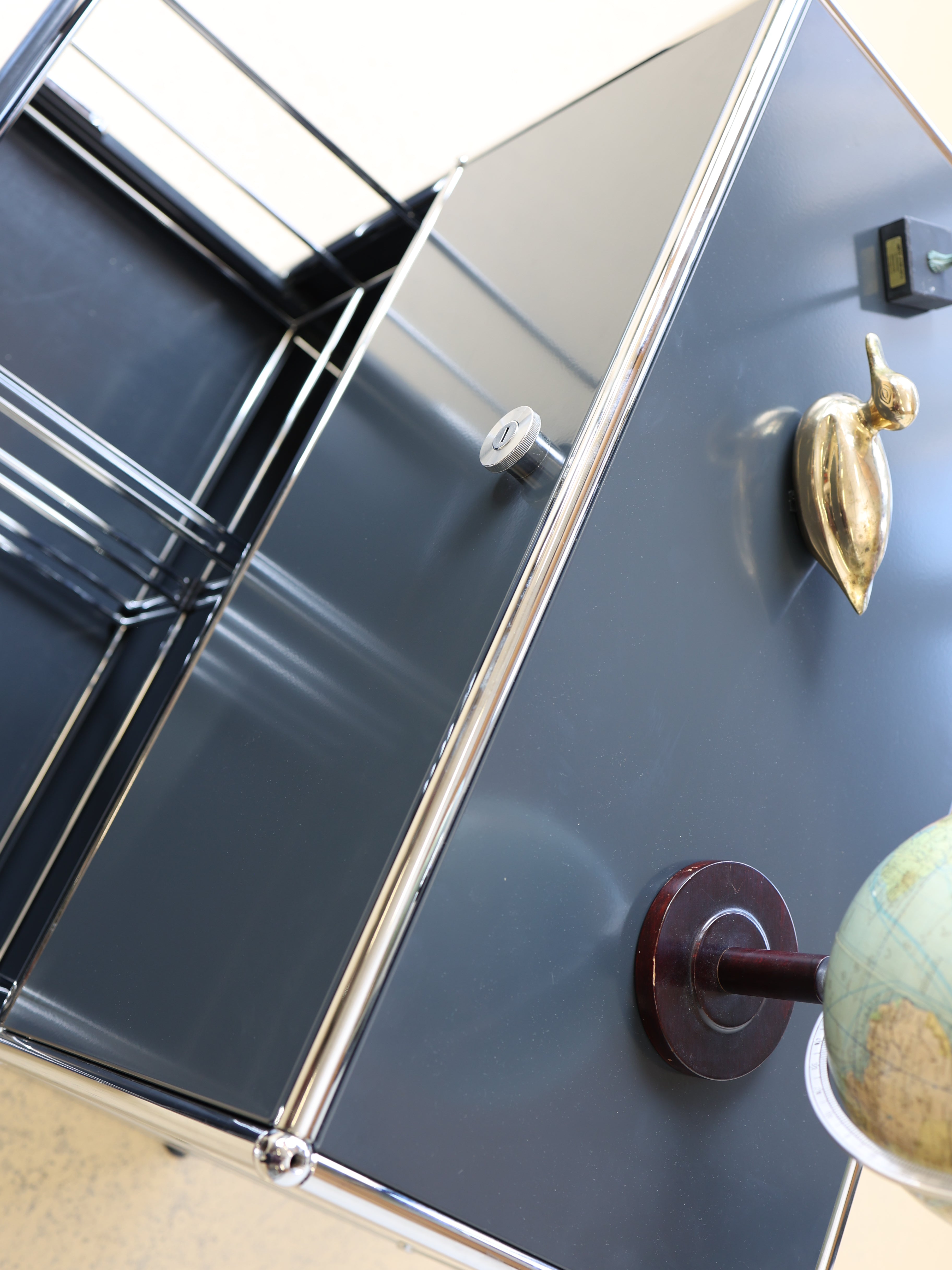 USM Haller Sideboard Occasion in Anthrazitgrau mit zwei Fächern - eine Schublade, eine Klapptüren. Modularer Schweizer Designklassiker im gepflegten Vintage-Zustand bei atelier TILIJA.