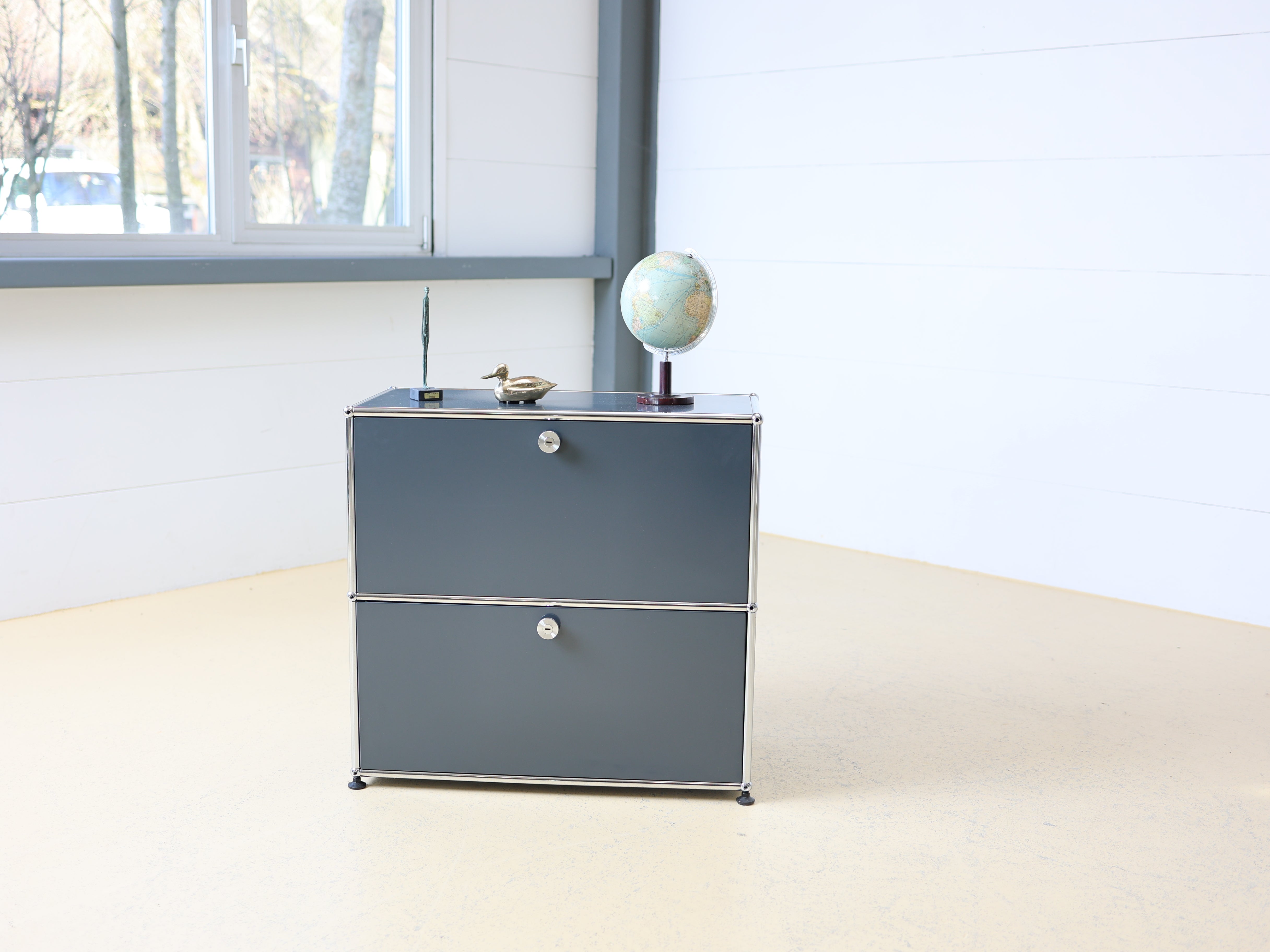 USM Haller Sideboard Occasion in Anthrazitgrau mit zwei Fächern - eine Schublade, eine Klapptüren. Modularer Schweizer Designklassiker im gepflegten Vintage-Zustand bei atelier TILIJA.