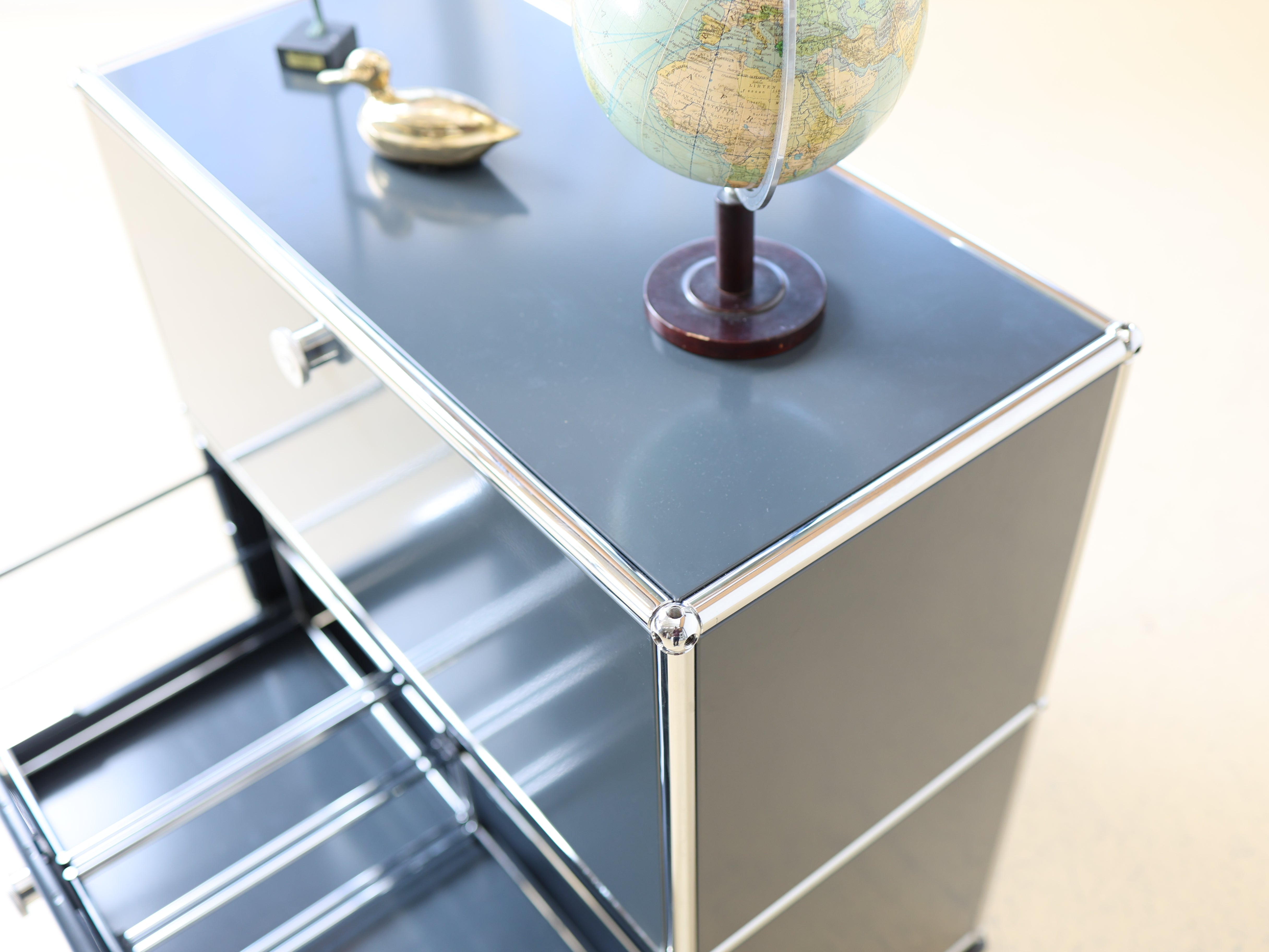 USM Haller Sideboard Occasion in Anthrazitgrau mit zwei Fächern - eine Schublade, eine Klapptüren. Modularer Schweizer Designklassiker im gepflegten Vintage-Zustand bei atelier TILIJA.