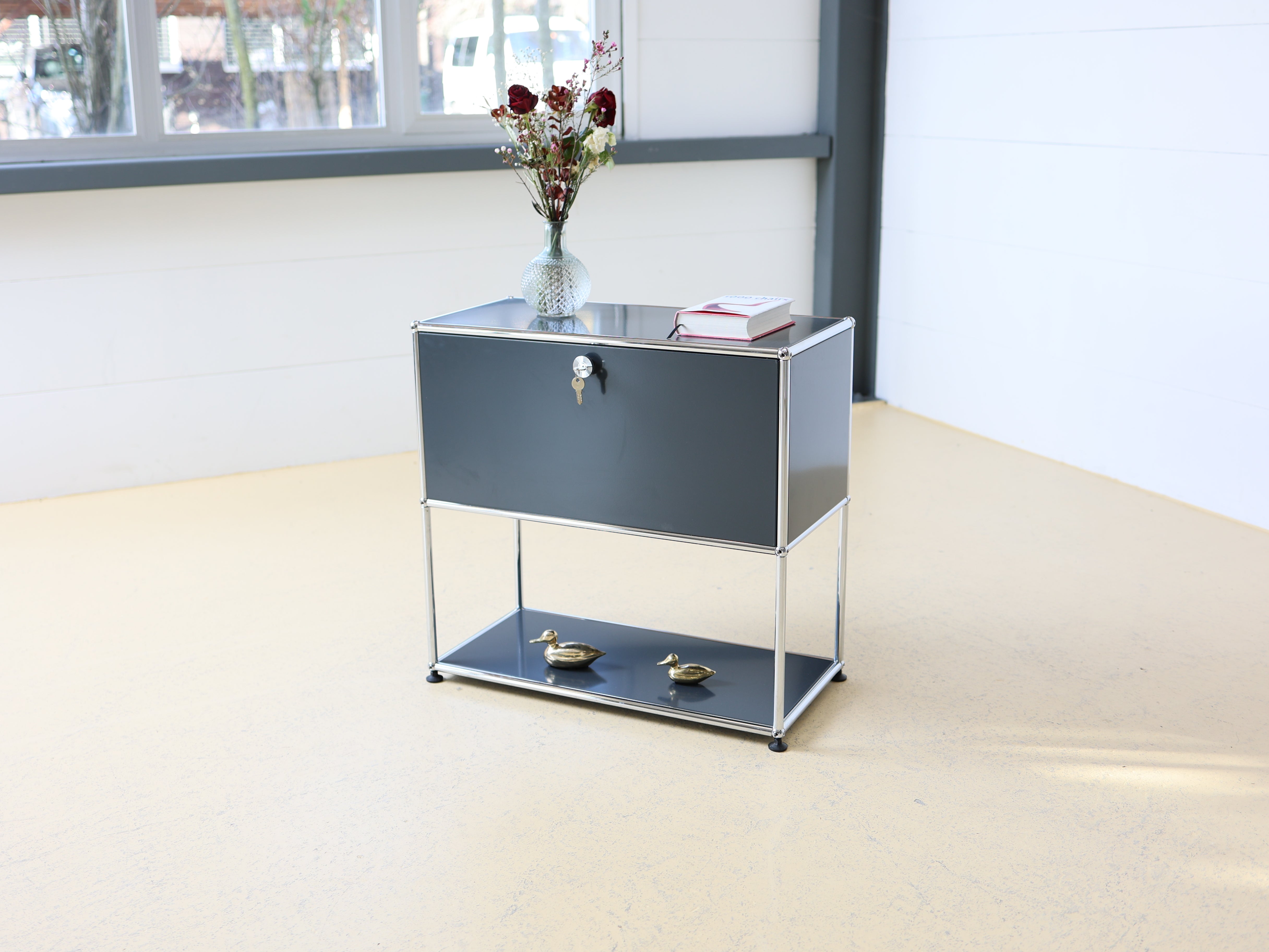 USM Haller Highboard in Grau (Anthrazitgrau) mit einer Klapptüre. Modularer Schweizer Designklassiker im Vintage-Zustand bei atelier TILIJA.