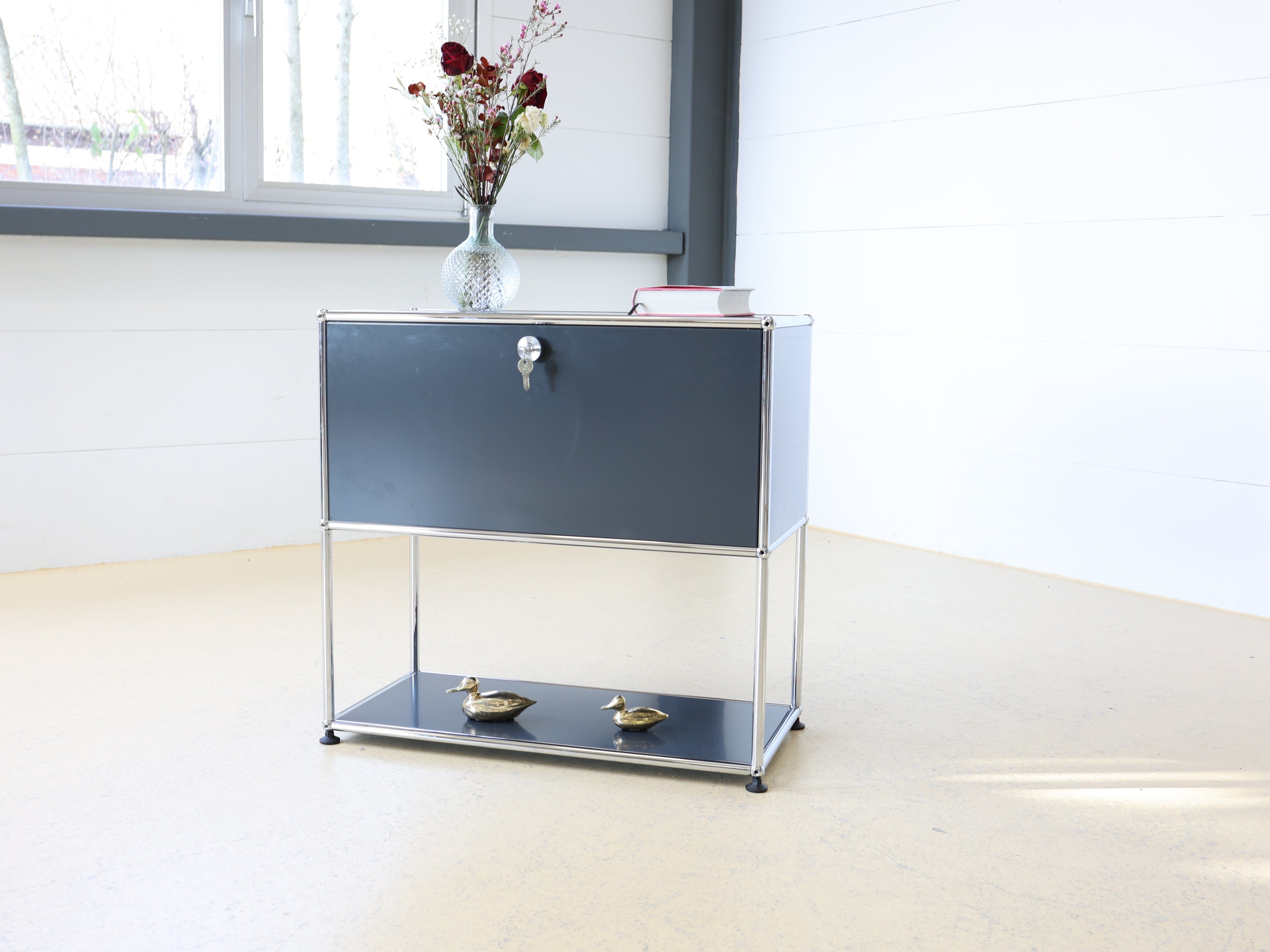 USM Haller Highboard in Grau (Anthrazitgrau) mit einer Klapptüre. Modularer Schweizer Designklassiker im Vintage-Zustand bei atelier TILIJA.