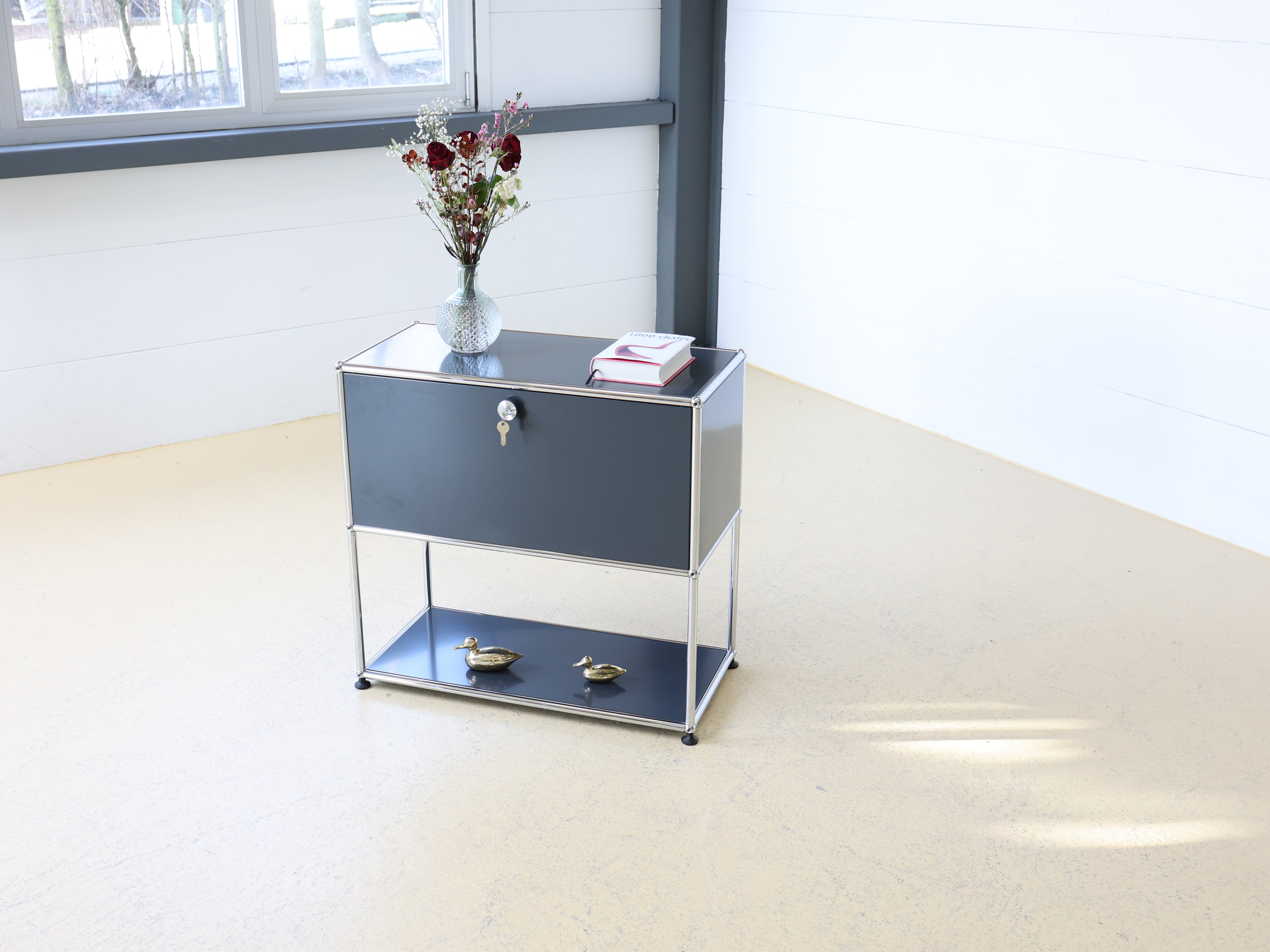 USM Haller Highboard in Grau (Anthrazitgrau) mit einer Klapptüre. Modularer Schweizer Designklassiker im Vintage-Zustand bei atelier TILIJA.