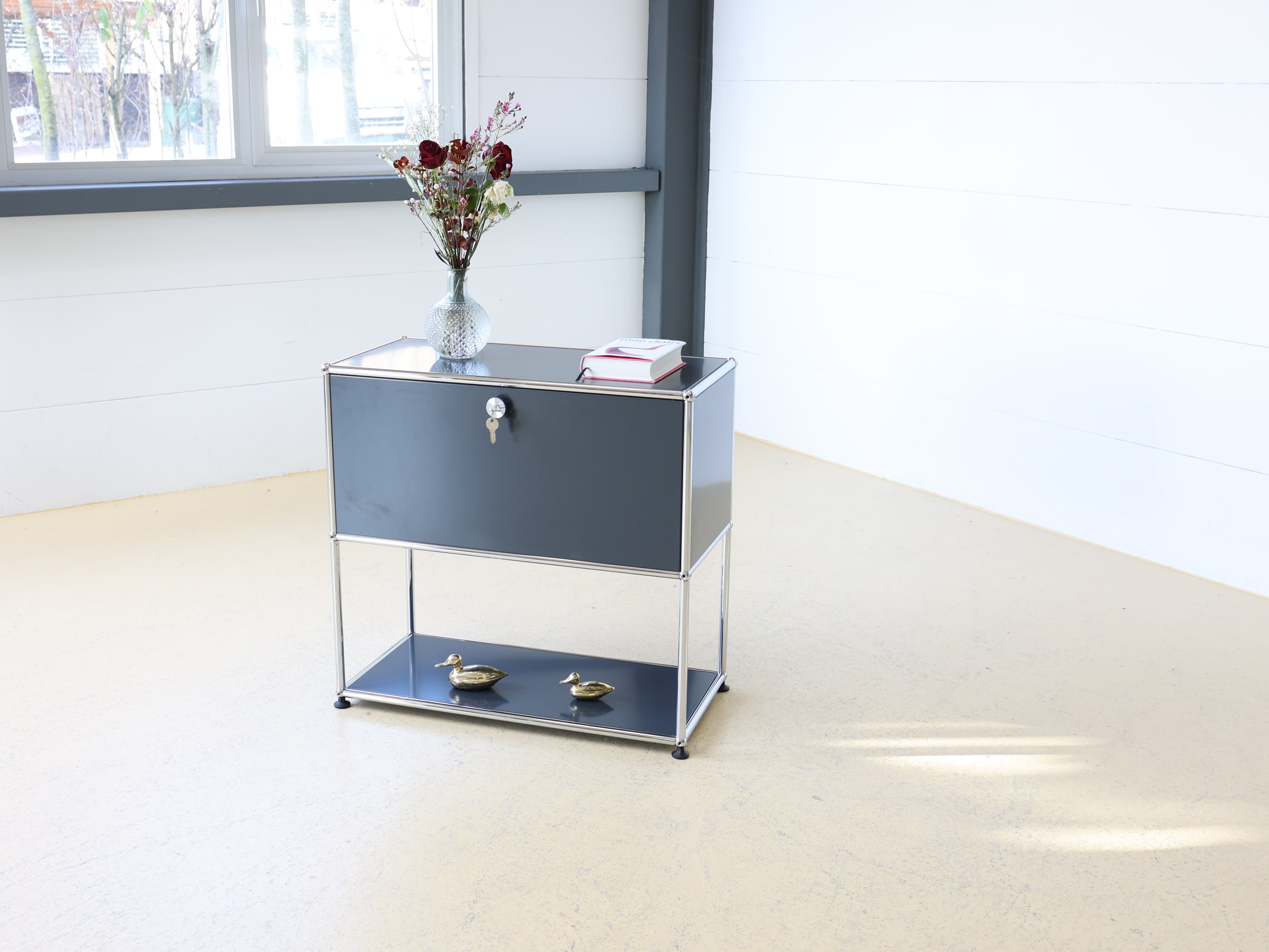 USM Haller Highboard in Grau (Anthrazitgrau) mit einer Klapptüre. Modularer Schweizer Designklassiker im Vintage-Zustand bei atelier TILIJA.