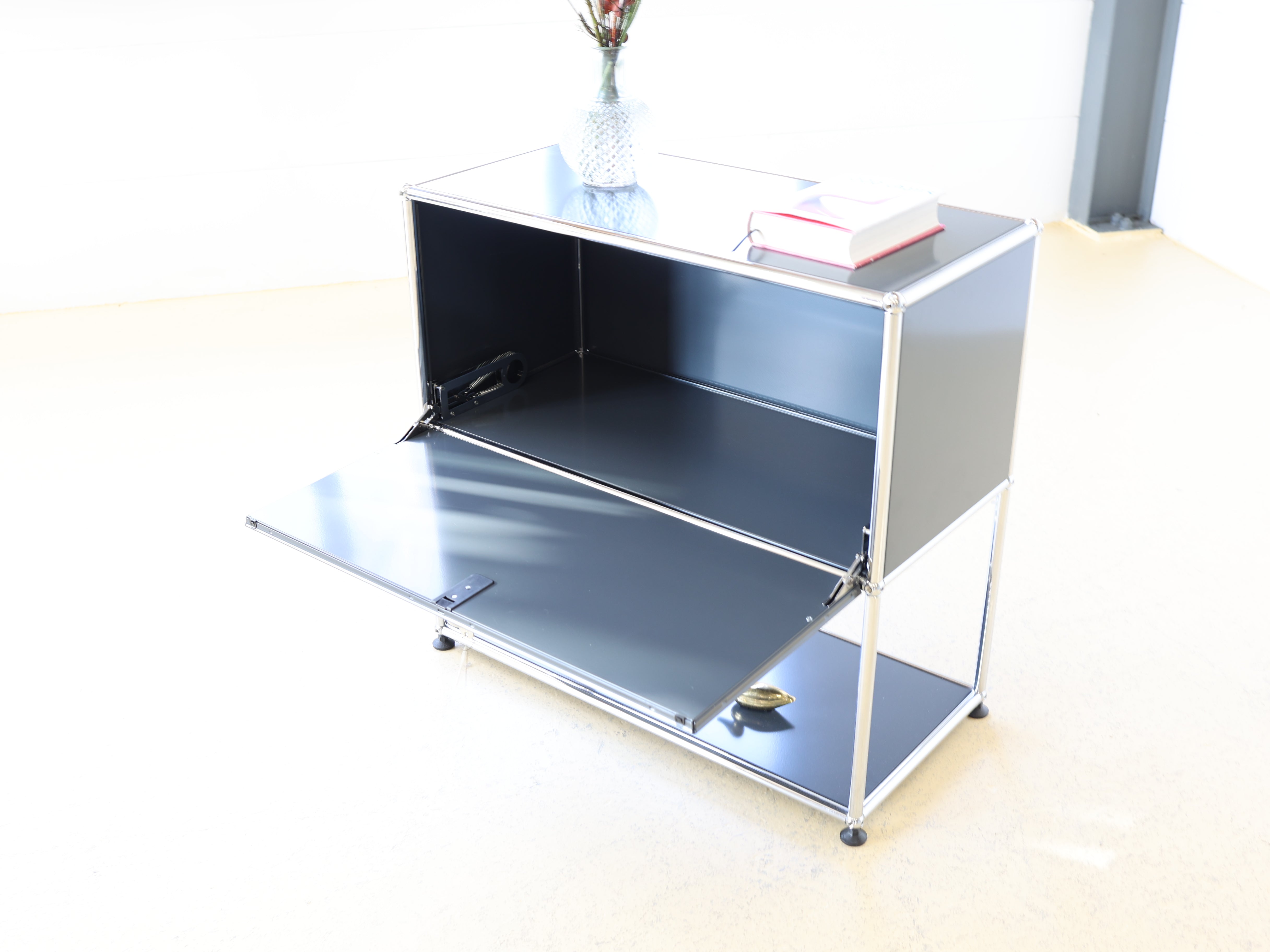 USM Haller Highboard in Grau (Anthrazitgrau) mit einer Klapptüre. Modularer Schweizer Designklassiker im Vintage-Zustand bei atelier TILIJA.